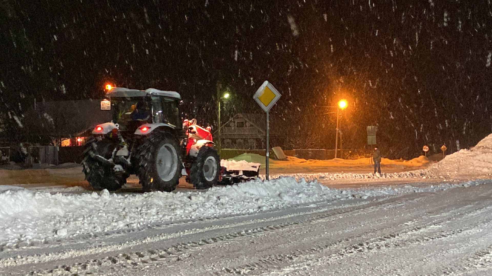 волоколамск, дороги, благоуйстройство, снегопад, снегоуборка, снегоуборочная техника, циклон, дворовая территория, тротуары,