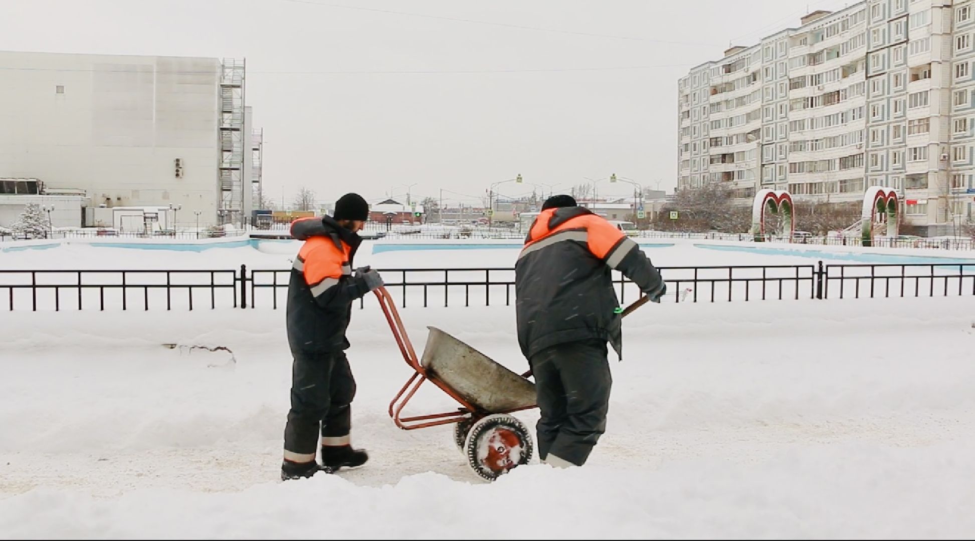 Солнечногорск, Снегопад, Уборка снега, Коммунальные службы, Трактор, Рабочие,