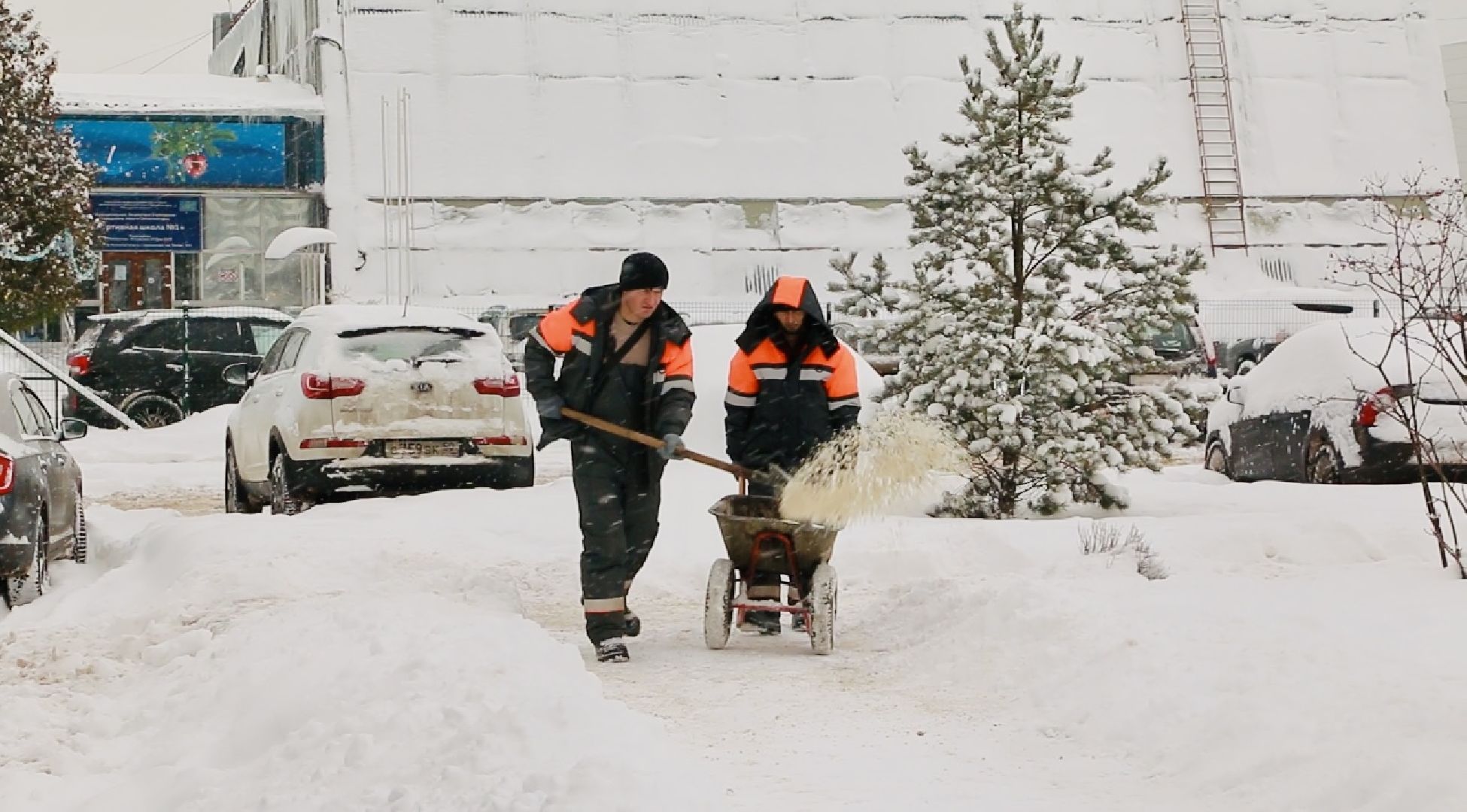 Солнечногорск, Снегопад, Уборка снега, Коммунальные службы, Трактор, Рабочие,