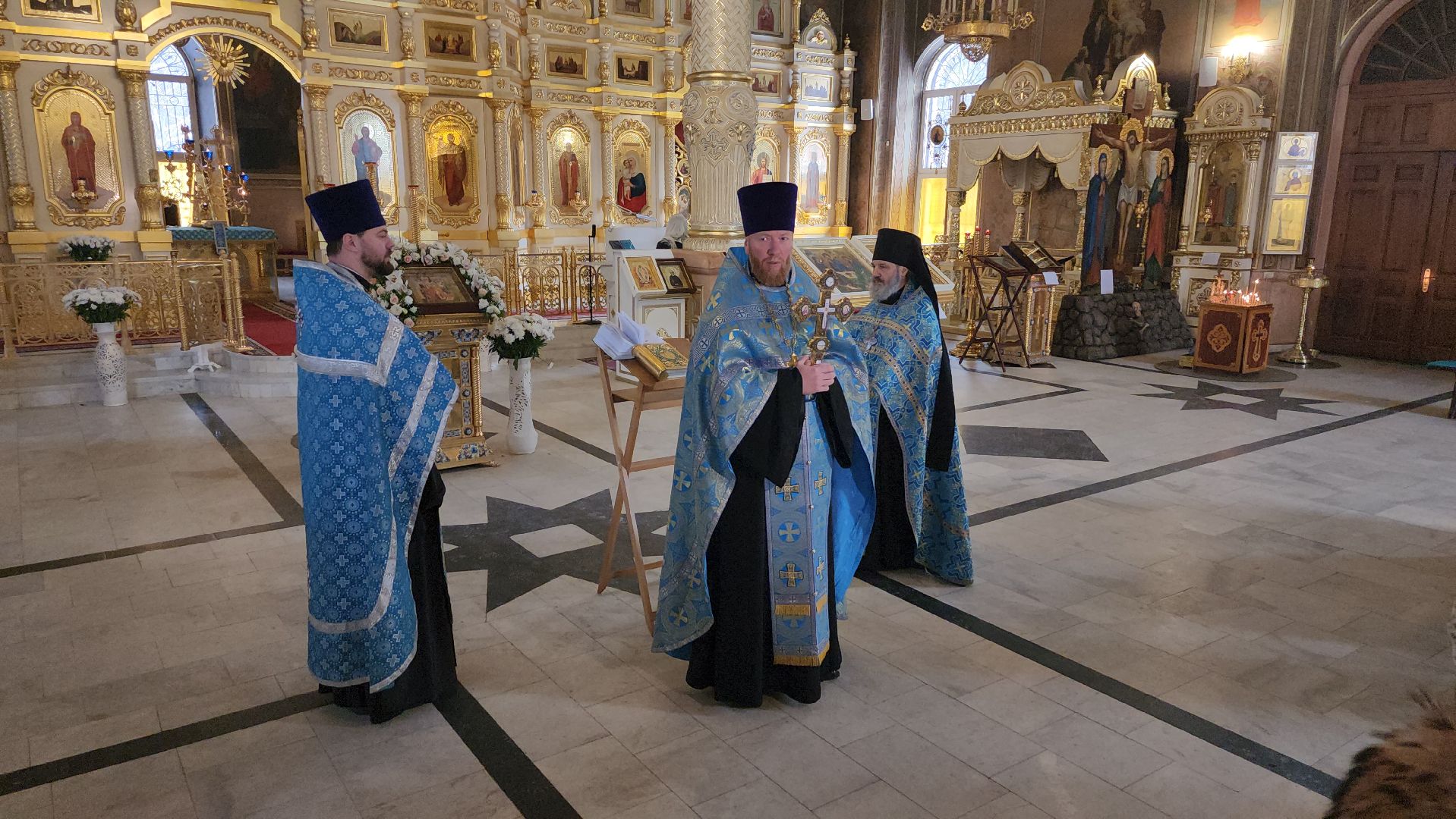 подольская епархия, серпухов, волонтеры, храм всех святых, дк исток, рождественские чтения, молебен,