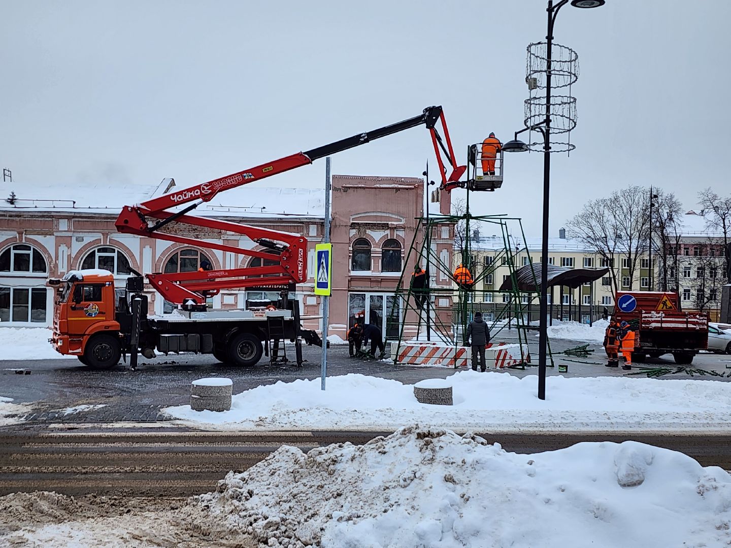 серпухов, комбинат благоустройства, установка елки, новогодняя елка, новый год,