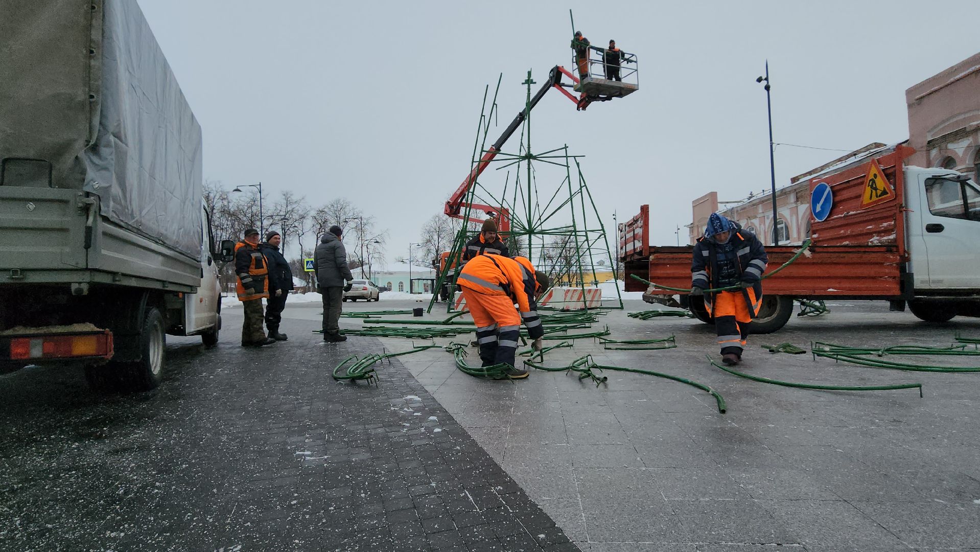 серпухов, комбинат благоустройства, установка елки, новогодняя елка, новый год,