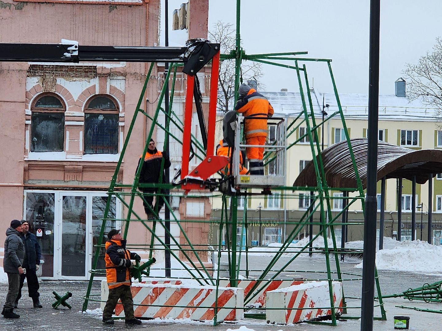 серпухов, комбинат благоустройства, установка елки, новогодняя елка, новый год,