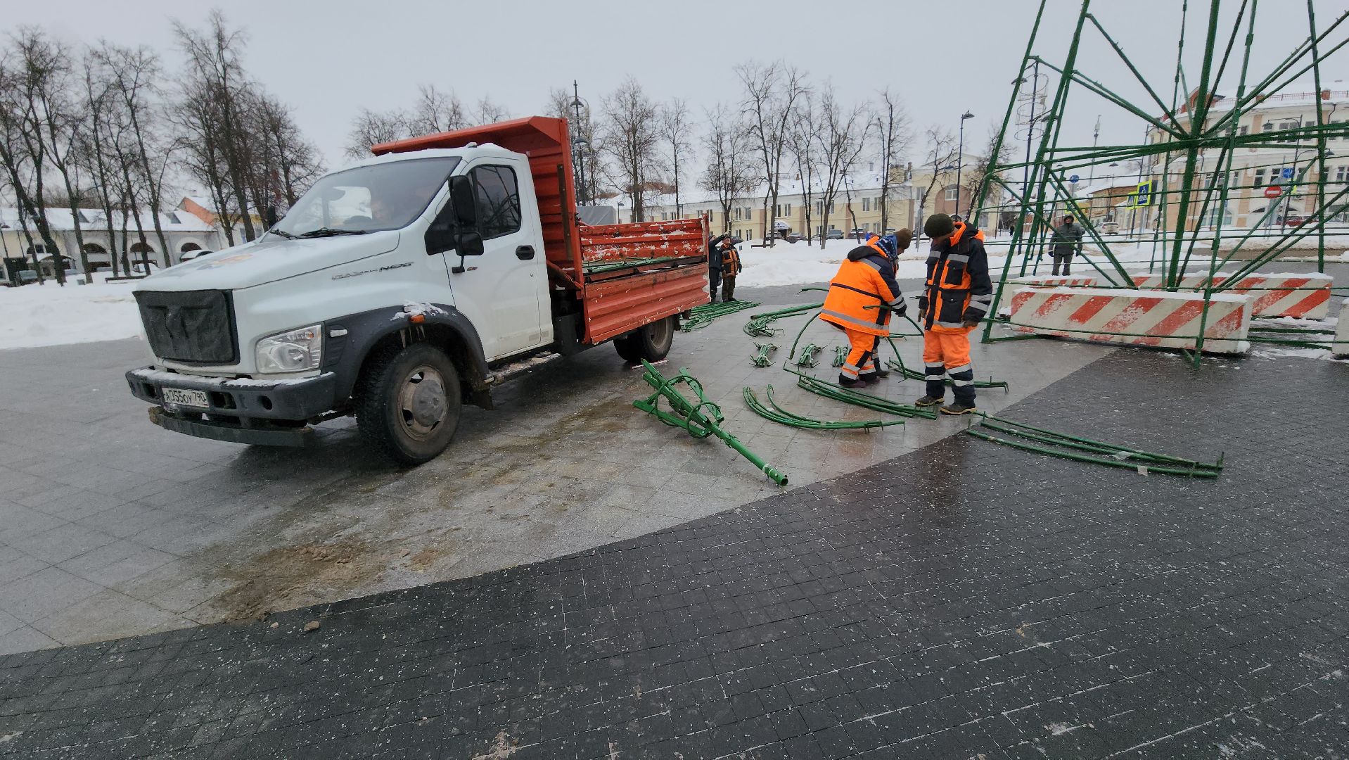 серпухов, комбинат благоустройства, установка елки, новогодняя елка, новый год,