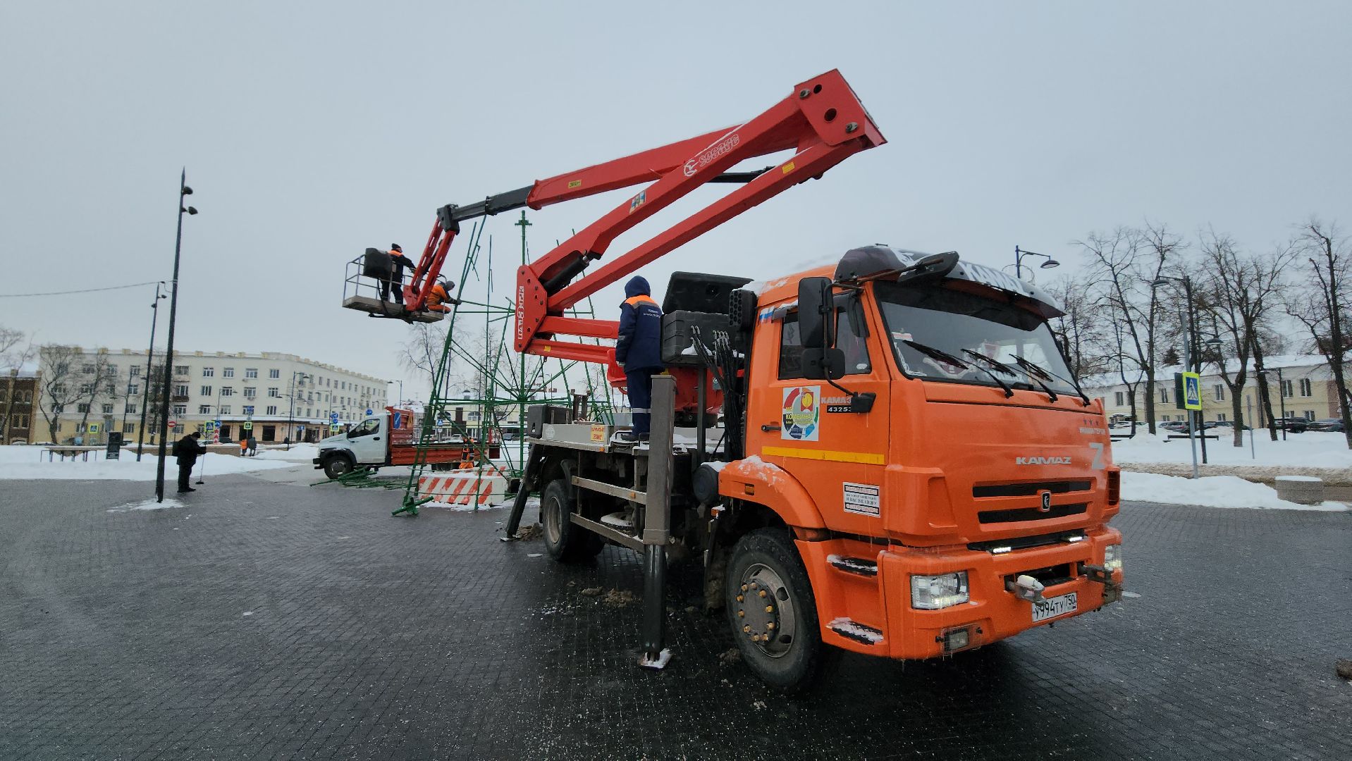 серпухов, комбинат благоустройства, установка елки, новогодняя елка, новый год,