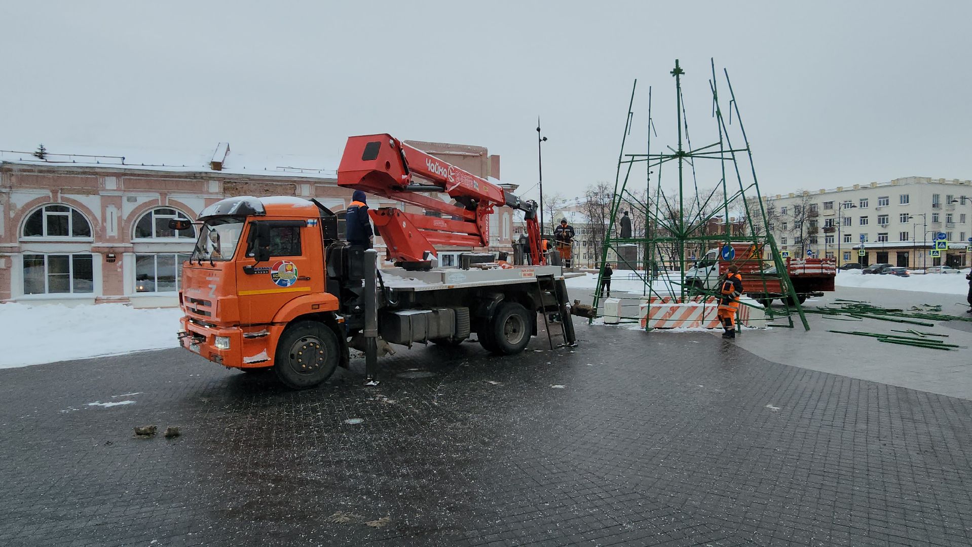 серпухов, комбинат благоустройства, установка елки, новогодняя елка, новый год,