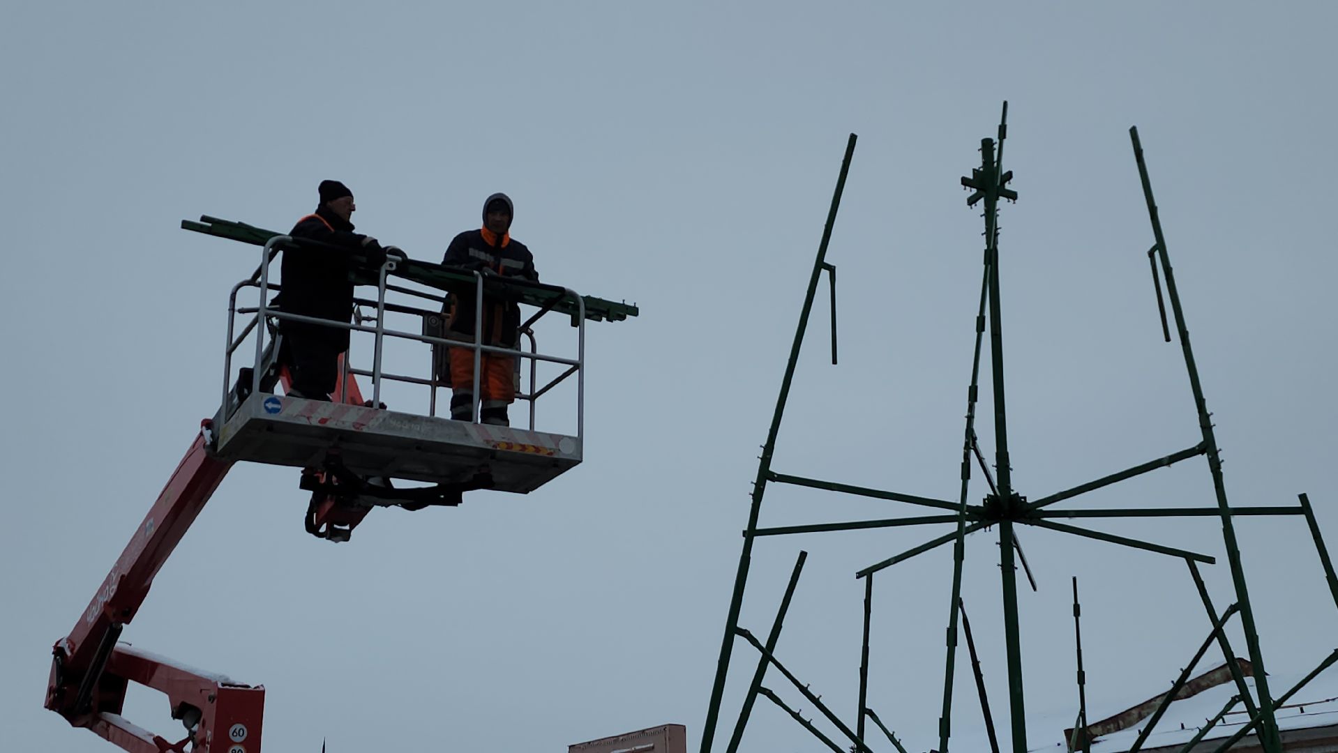 серпухов, комбинат благоустройства, установка елки, новогодняя елка, новый год,