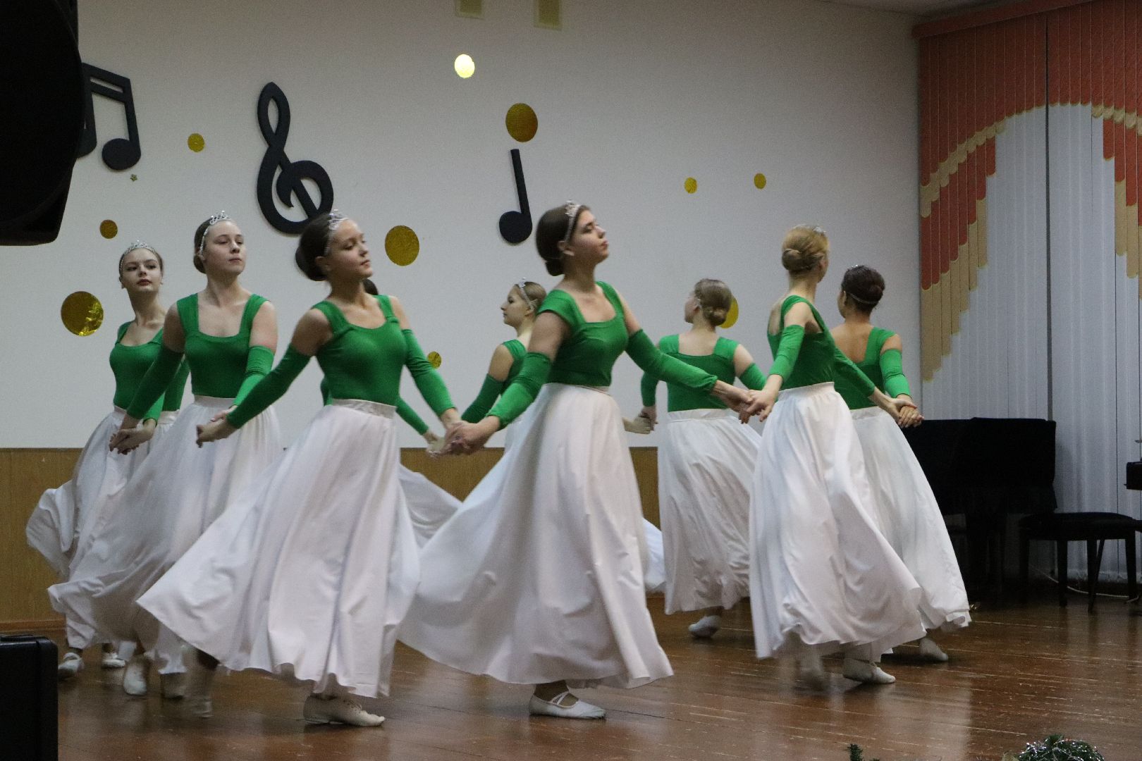 благотворительный концерт, волонтерский центр, своих не бросаем, казаки, ансамбль Радость,