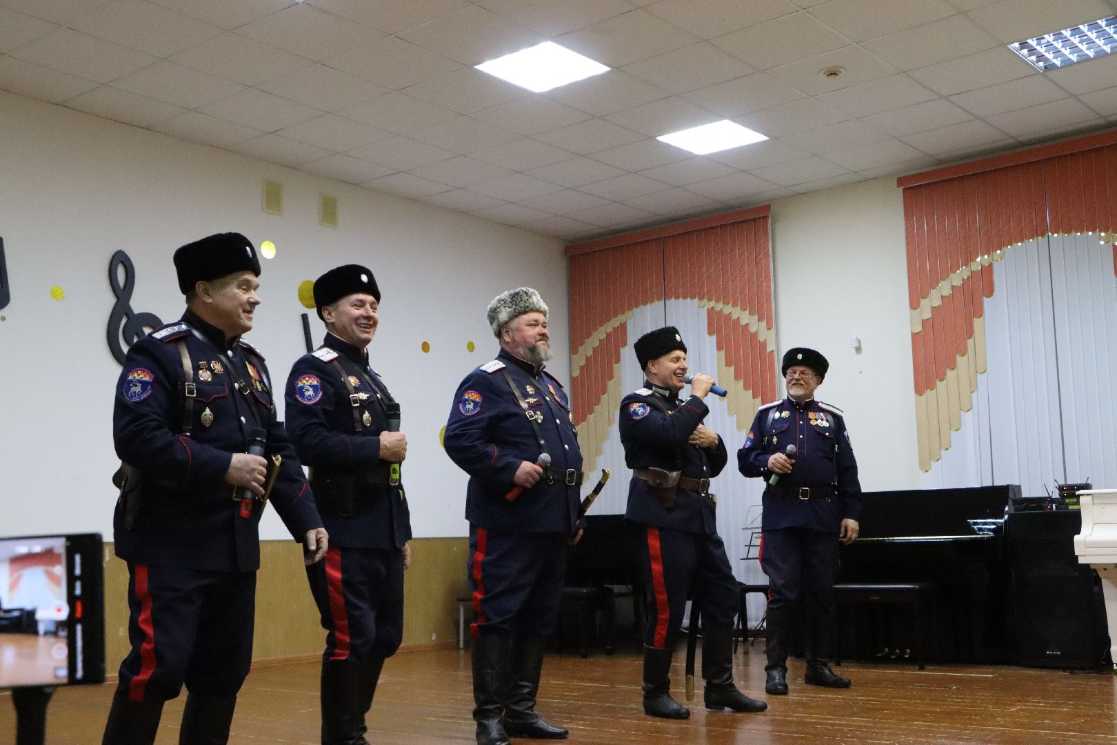 благотворительный концерт, волонтерский центр, своих не бросаем, казаки, ансамбль Радость,