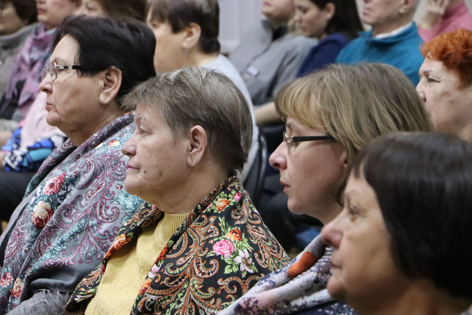 благотворительный концерт, волонтерский центр, своих не бросаем, казаки, ансамбль Радость,