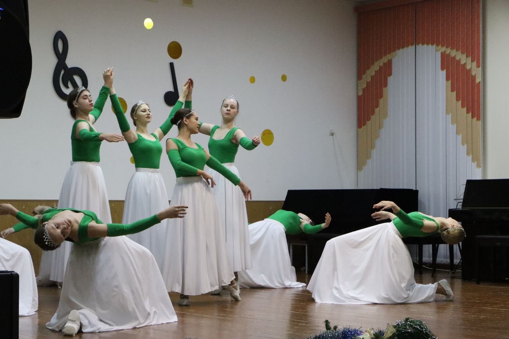 благотворительный концерт, волонтерский центр, своих не бросаем, казаки, ансамбль Радость,