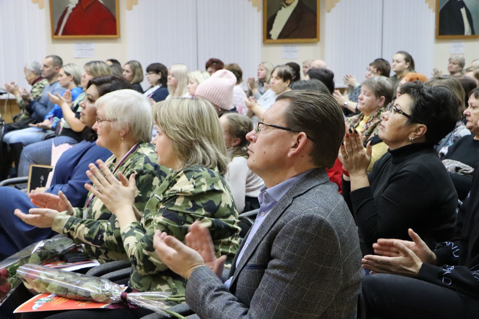 благотворительный концерт, волонтерский центр, своих не бросаем, казаки, ансамбль Радость,