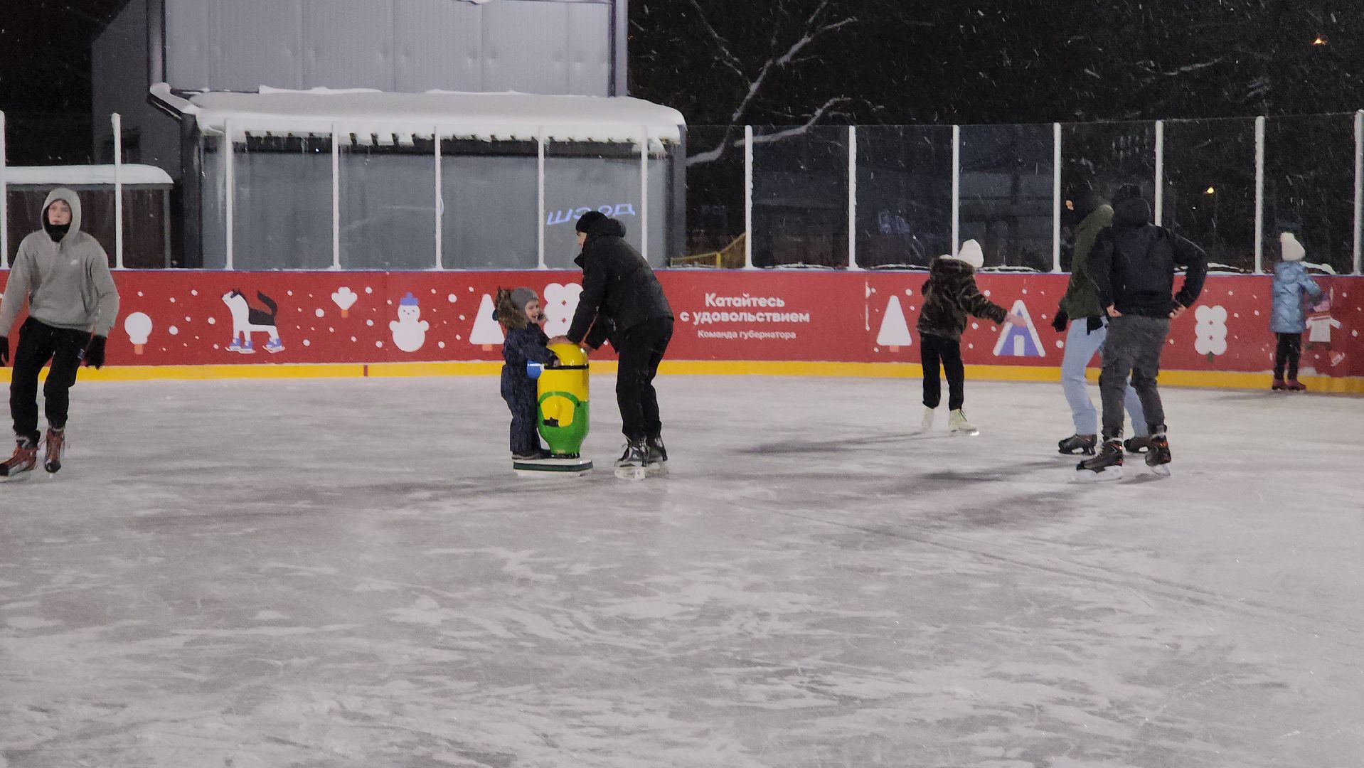 Серпухов, Подмосковье, зима в подмосковье, каток в парке, зимний досуг,