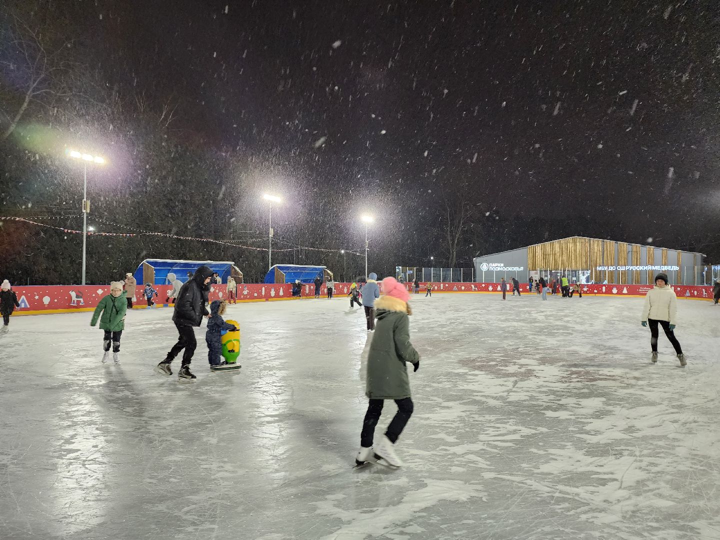 Серпухов, Подмосковье, зима в подмосковье, каток в парке, зимний досуг,