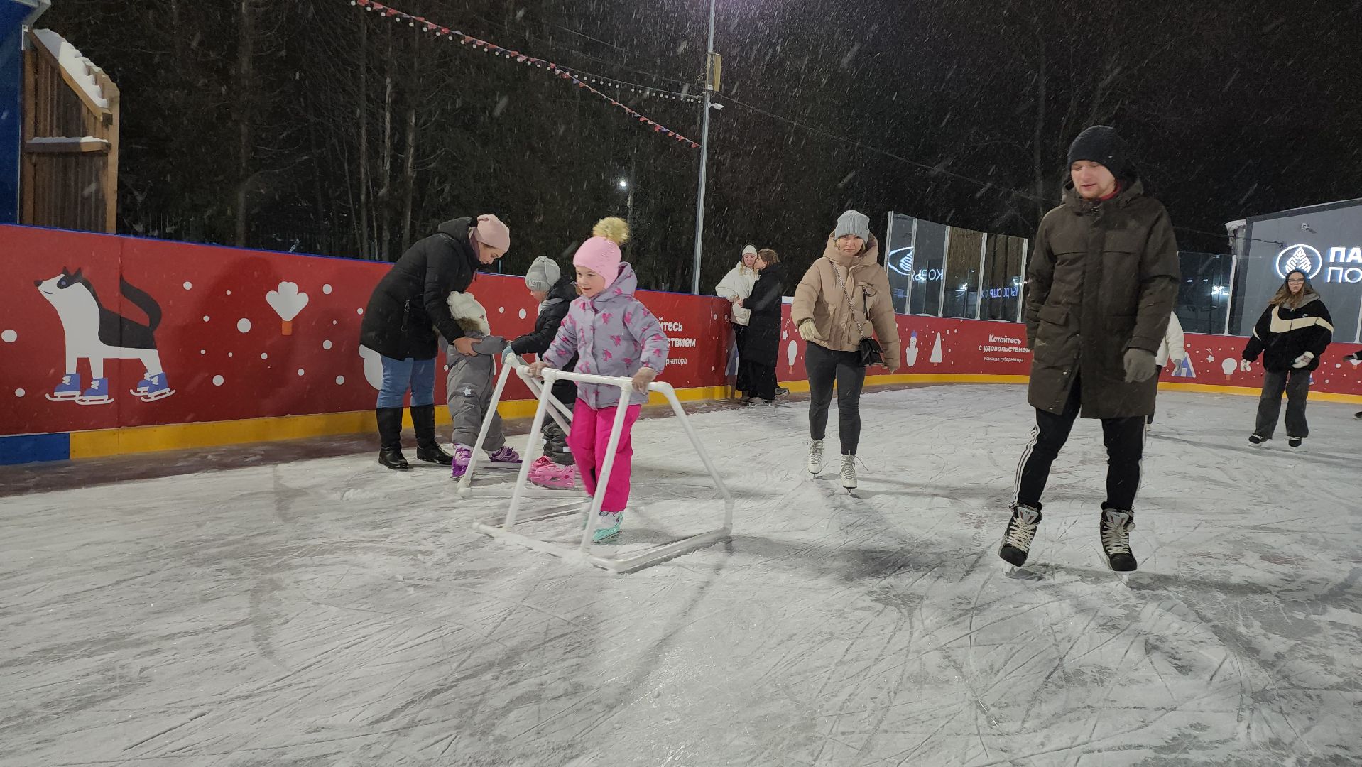 Серпухов, Подмосковье, зима в подмосковье, каток в парке, зимний досуг,