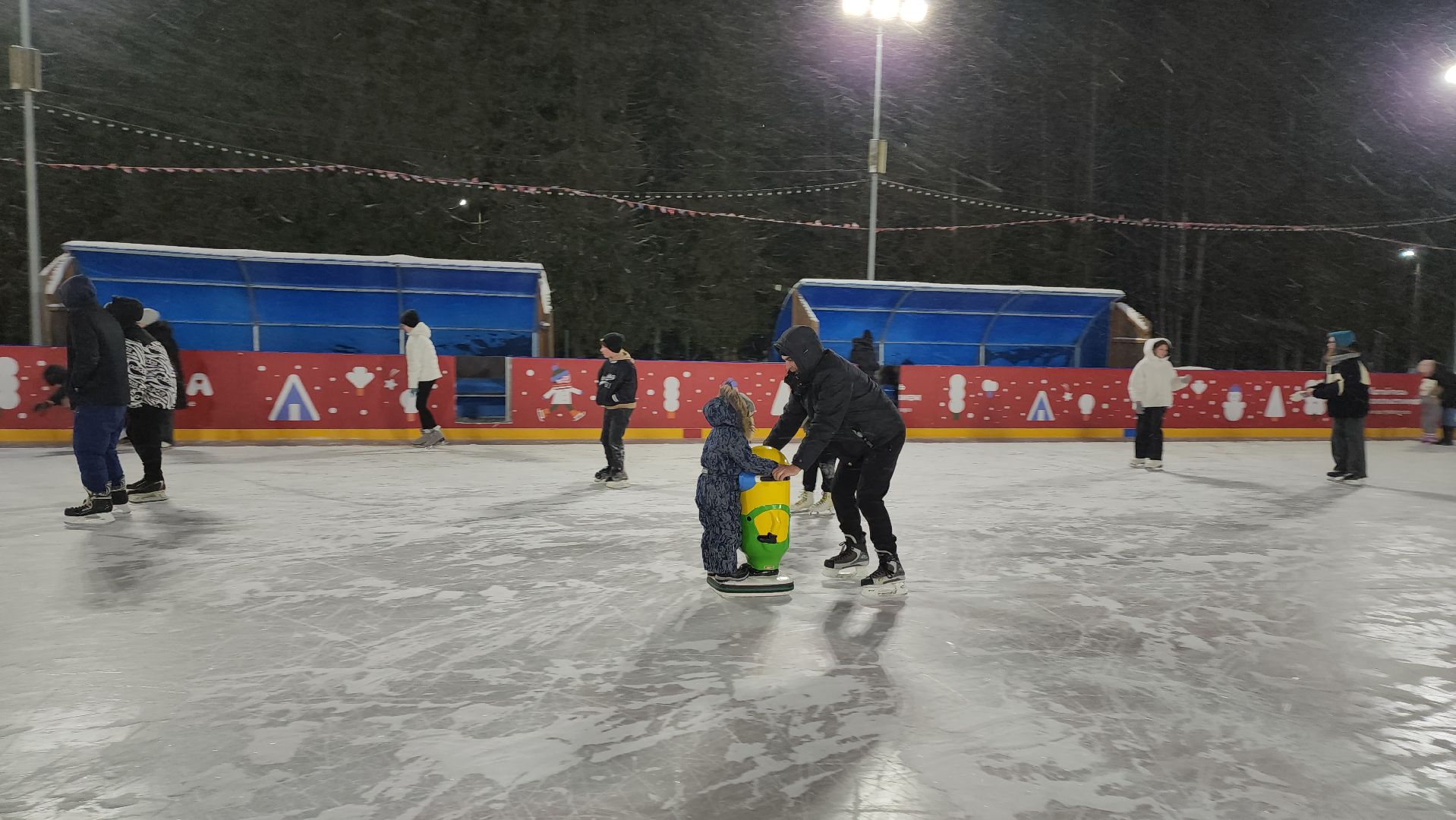 Серпухов, Подмосковье, зима в подмосковье, каток в парке, зимний досуг,