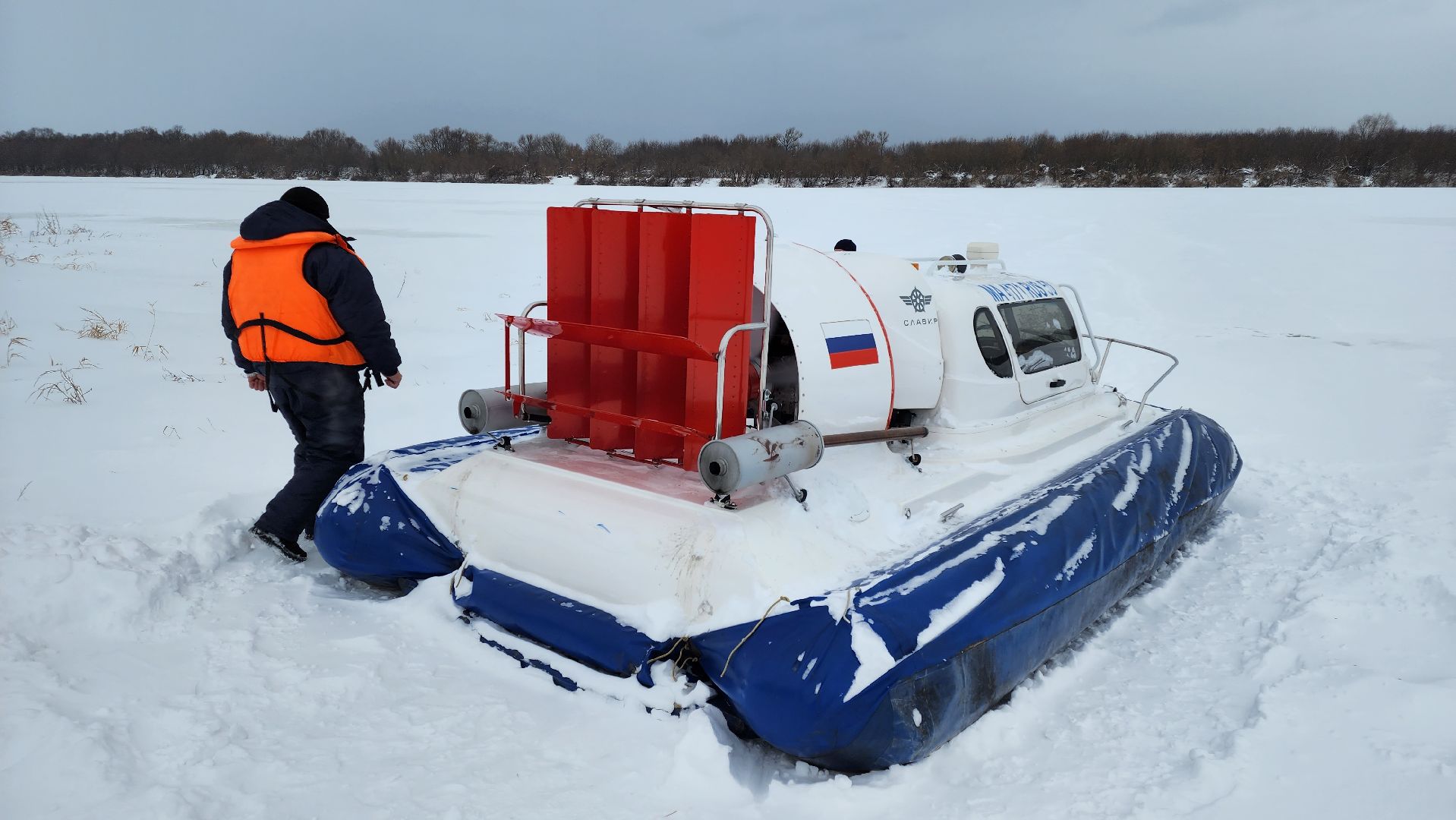 кашира, ока, водно-спасательная станция, рыбаки, лед, судно на воздушной подушке, спасатели,