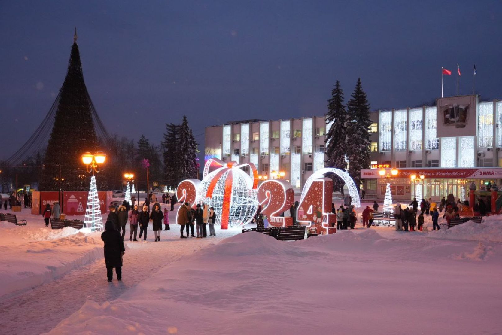 Сергиево-Посадской городской округ, Сергиев Посад, Новый год, Елка, Зима в Подмосковье, Праздник, Зажжение огней на елке, Благоустройство, Дед Мороз, Снегурочка,