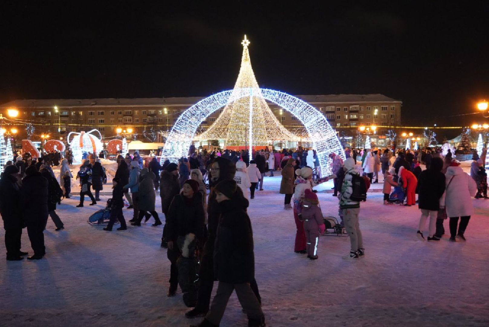 Сергиево-Посадской городской округ, Сергиев Посад, Новый год, Елка, Зима в Подмосковье, Праздник, Зажжение огней на елке, Благоустройство, Дед Мороз, Снегурочка,