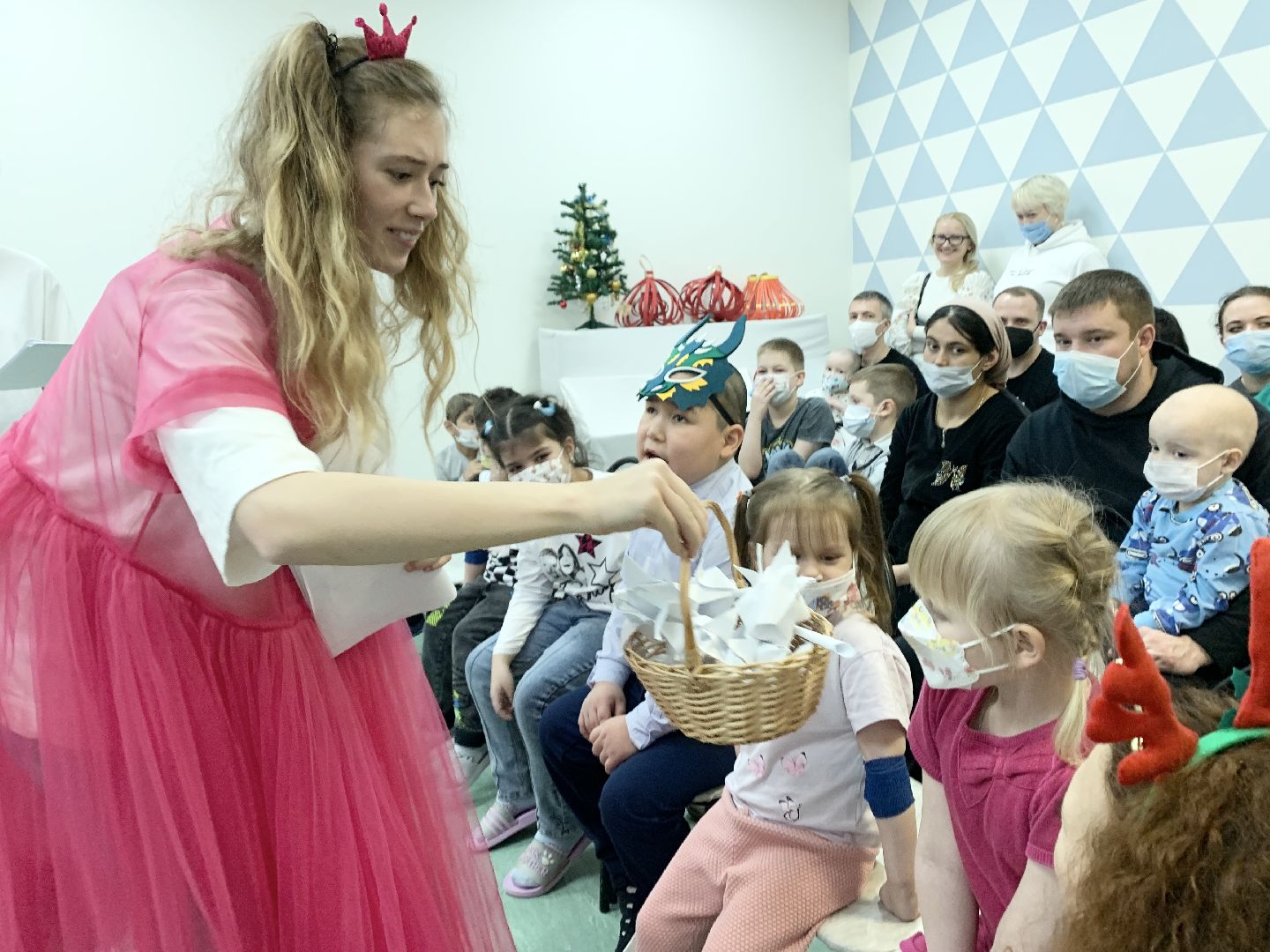 Балашиха, Подмосковье, Медицина, московский областной онкодиспансер, рак, Онкология, Евгения Дмитриева, Новогодний спектакль, Елки,