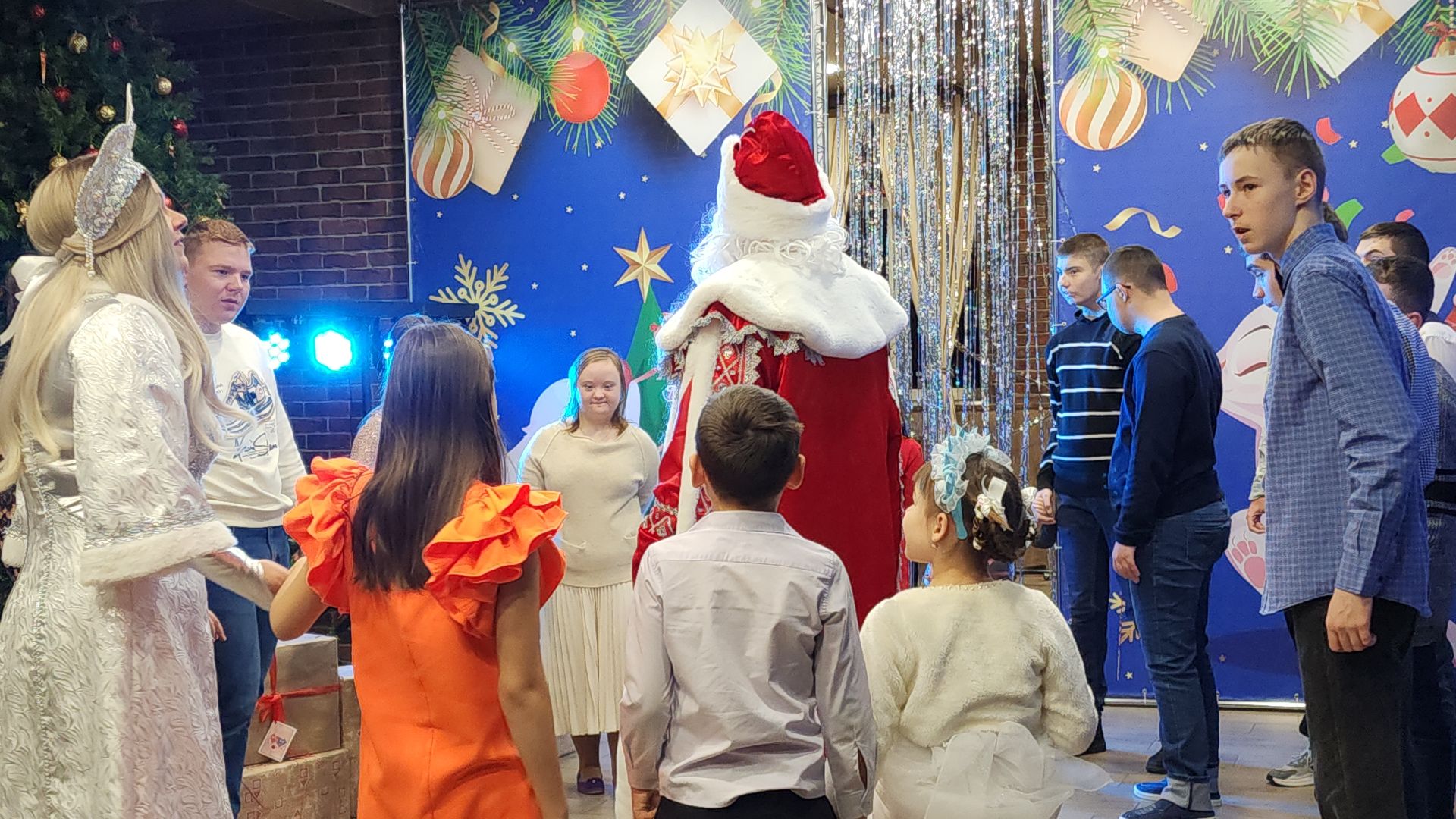 электросталь, мой город, новый год, дед мороз, дед мороз и снегурочка, дедушка мороз, праздник, дети, дети инвалиды,