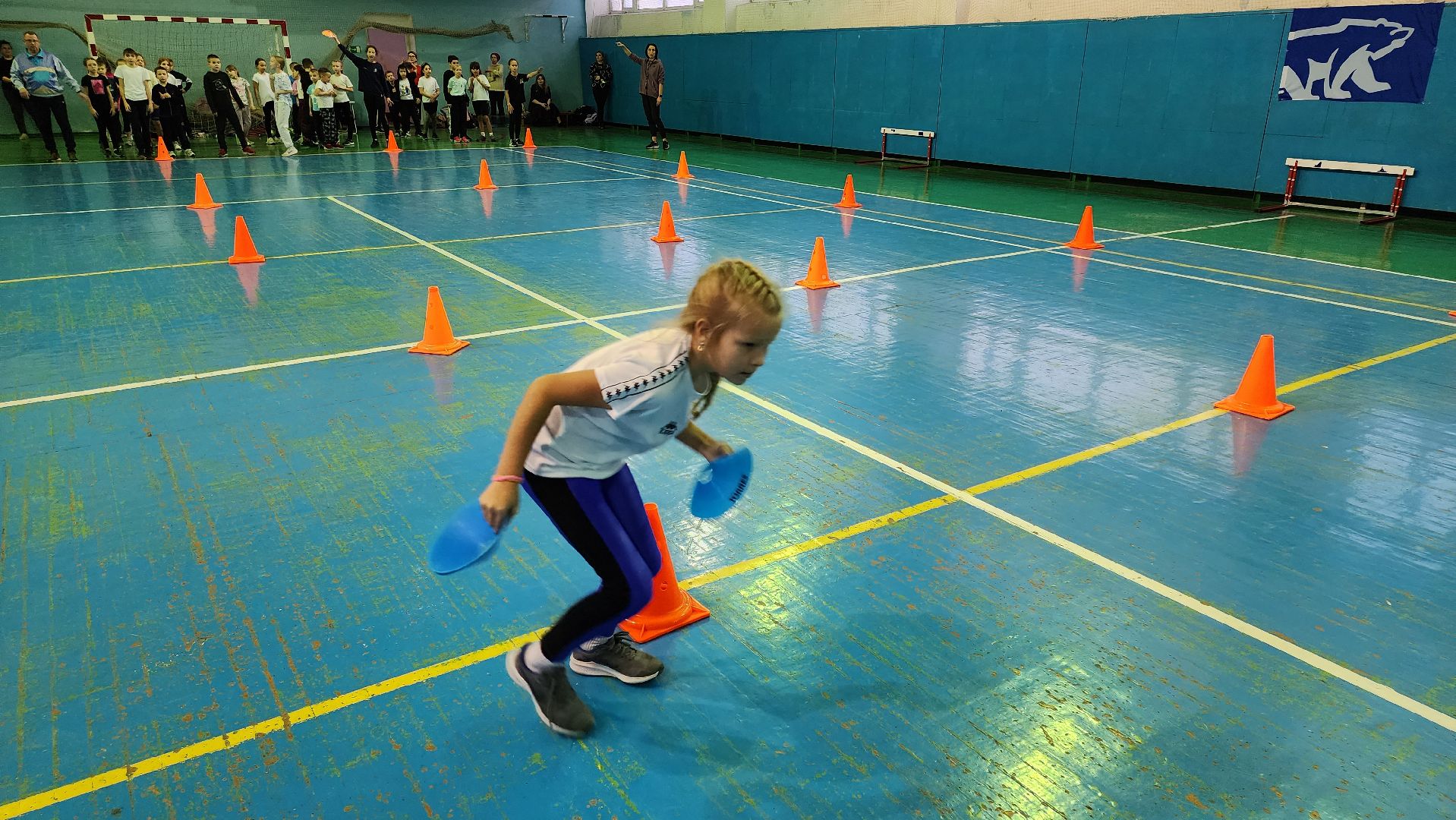 кашира, спортклуб кашира, легкая атлетика, соревнования, новогодние соревнования, веселые старты, бег с барьерами, юные спортсмены,