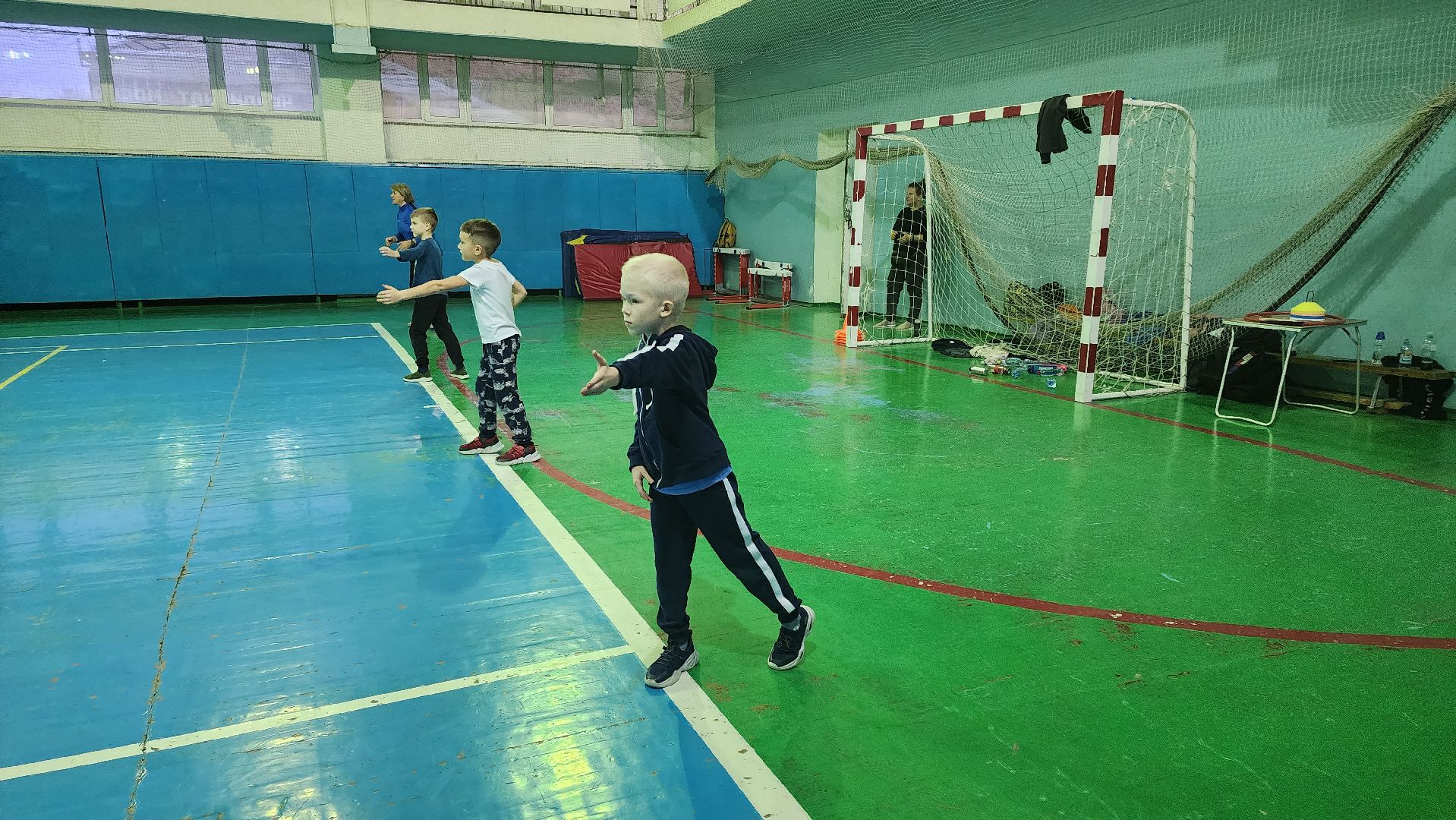 кашира, спортклуб кашира, легкая атлетика, соревнования, новогодние соревнования, веселые старты, бег с барьерами, юные спортсмены,