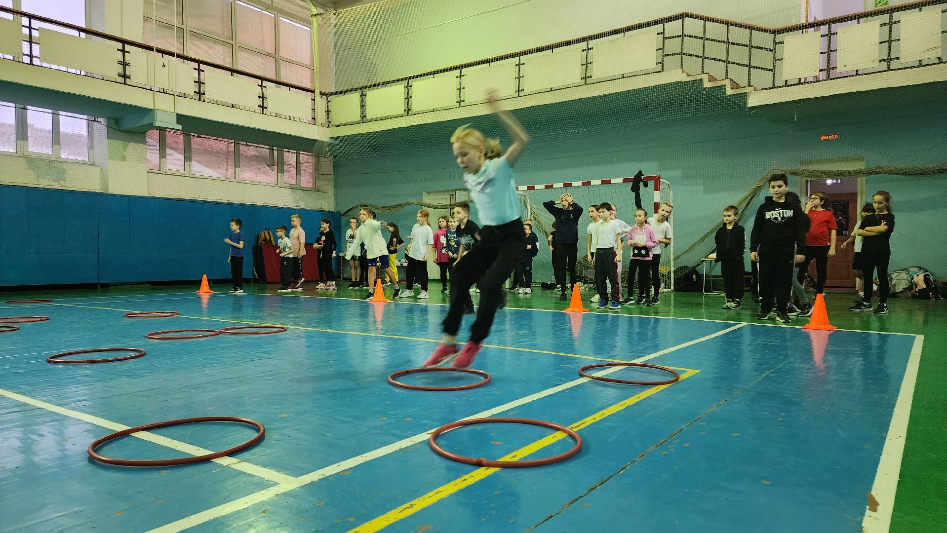 кашира, спортклуб кашира, легкая атлетика, соревнования, новогодние соревнования, веселые старты, бег с барьерами, юные спортсмены,