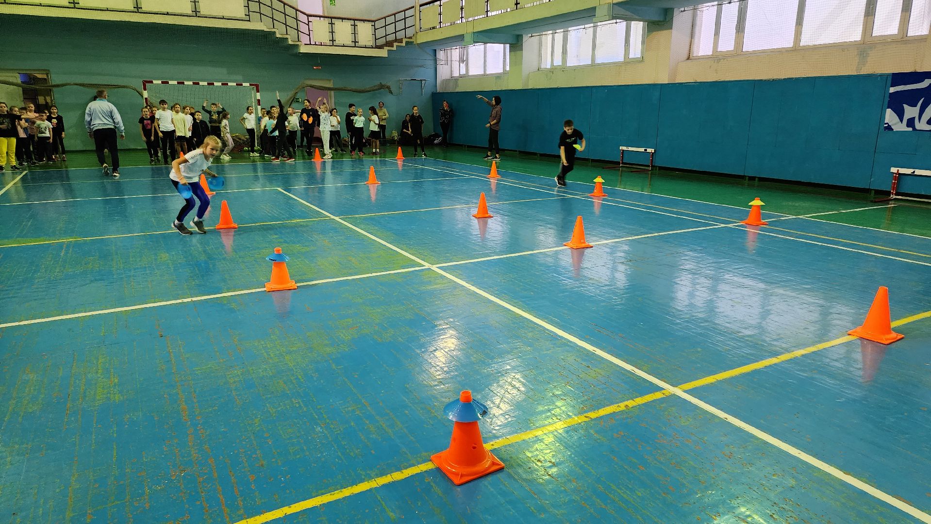 кашира, спортклуб кашира, легкая атлетика, соревнования, новогодние соревнования, веселые старты, бег с барьерами, юные спортсмены,