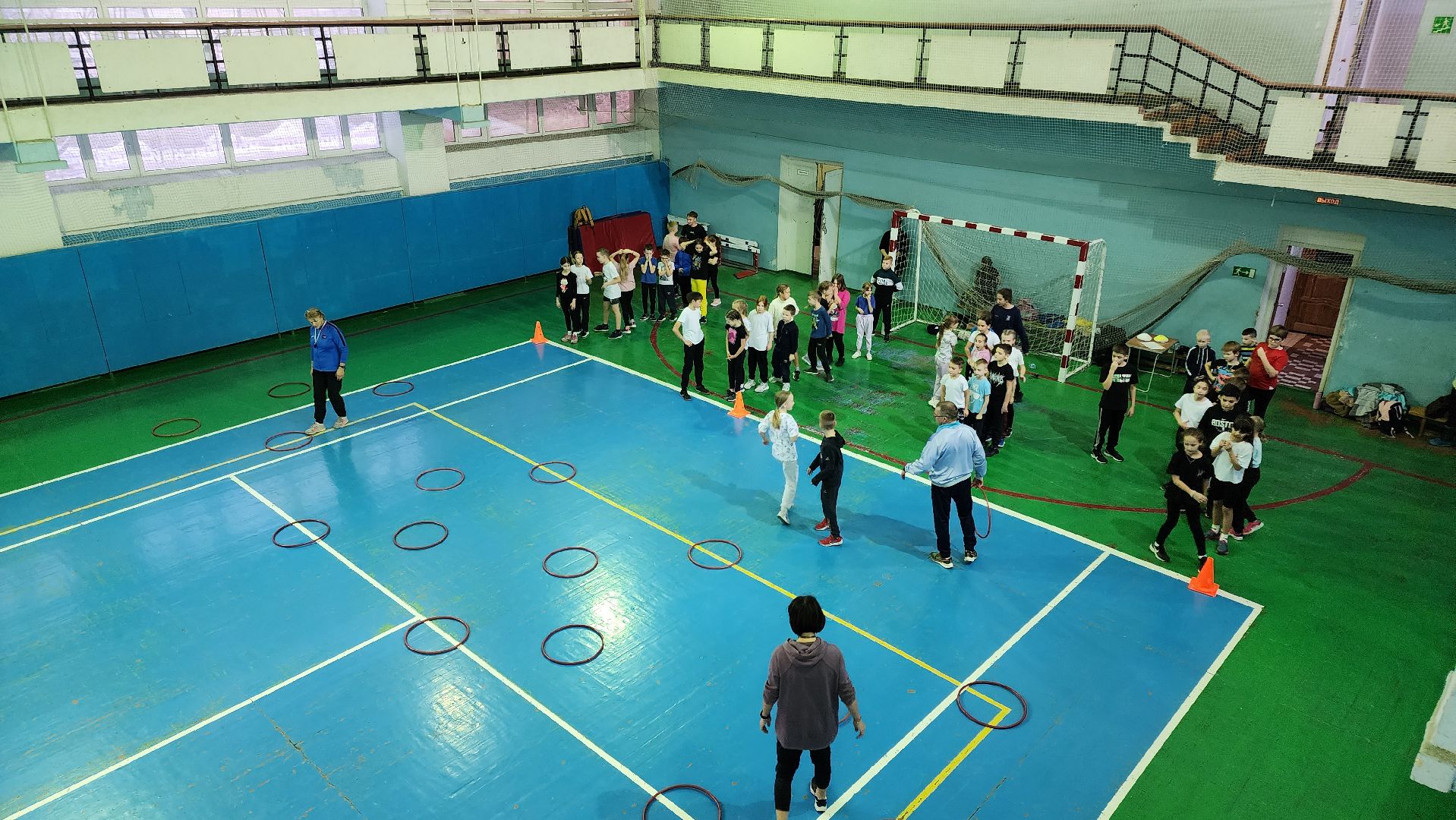 кашира, спортклуб кашира, легкая атлетика, соревнования, новогодние соревнования, веселые старты, бег с барьерами, юные спортсмены,