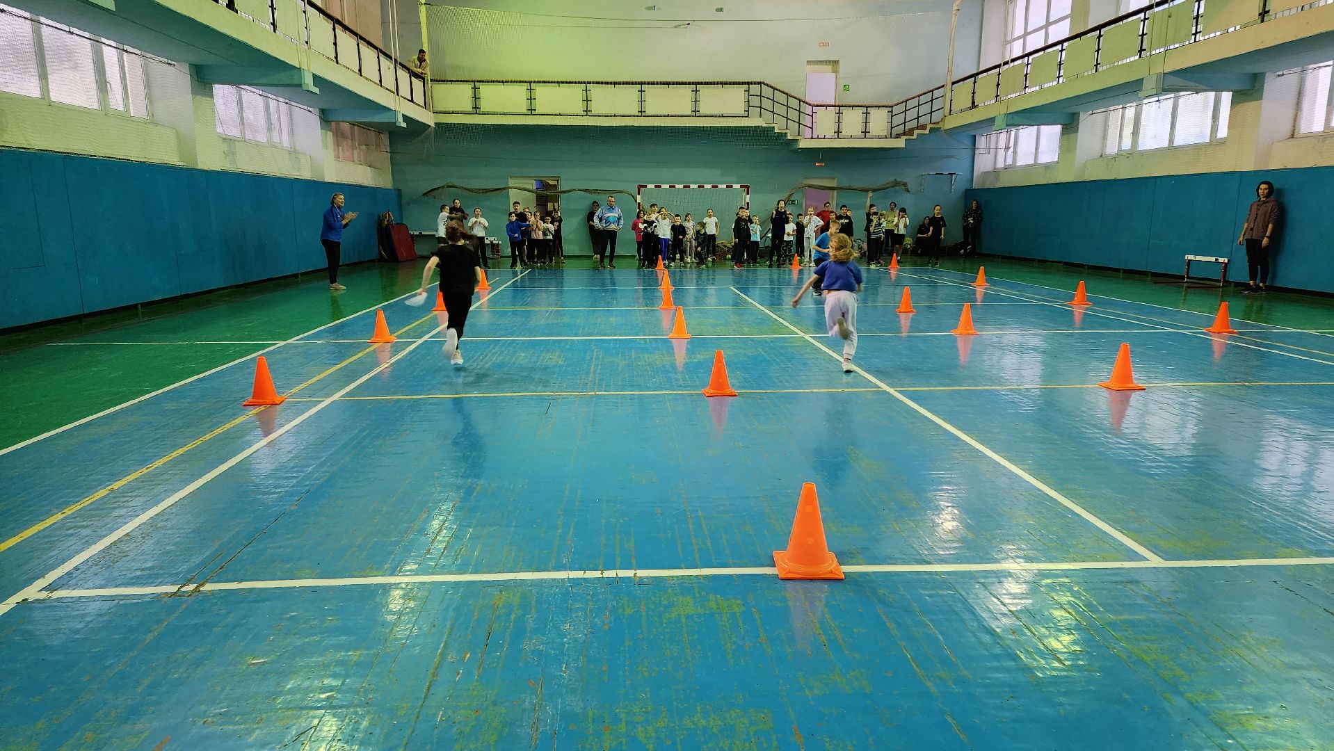 кашира, спортклуб кашира, легкая атлетика, соревнования, новогодние соревнования, веселые старты, бег с барьерами, юные спортсмены,