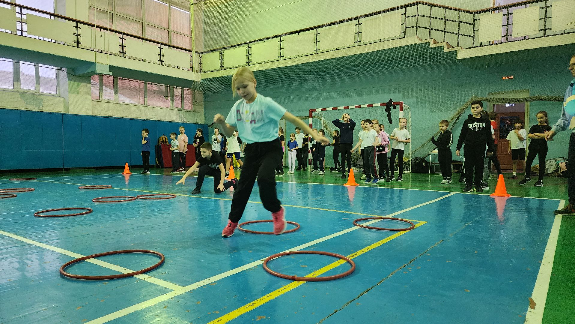 кашира, спортклуб кашира, легкая атлетика, соревнования, новогодние соревнования, веселые старты, бег с барьерами, юные спортсмены,