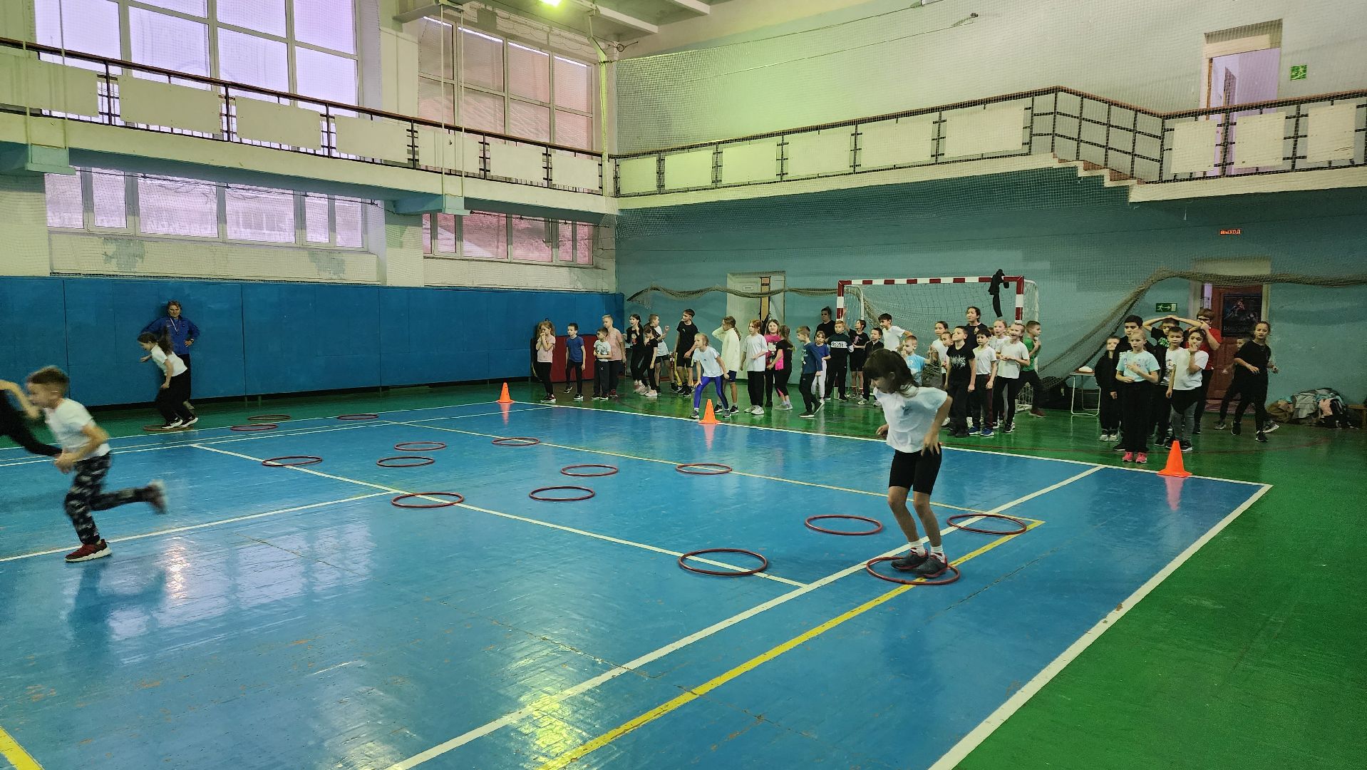 кашира, спортклуб кашира, легкая атлетика, соревнования, новогодние соревнования, веселые старты, бег с барьерами, юные спортсмены,