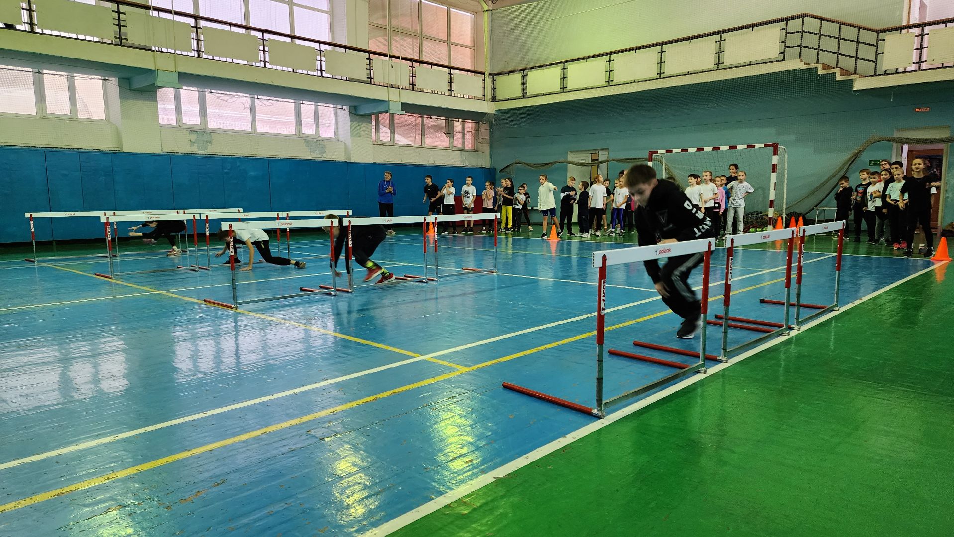 кашира, спортклуб кашира, легкая атлетика, соревнования, новогодние соревнования, веселые старты, бег с барьерами, юные спортсмены,