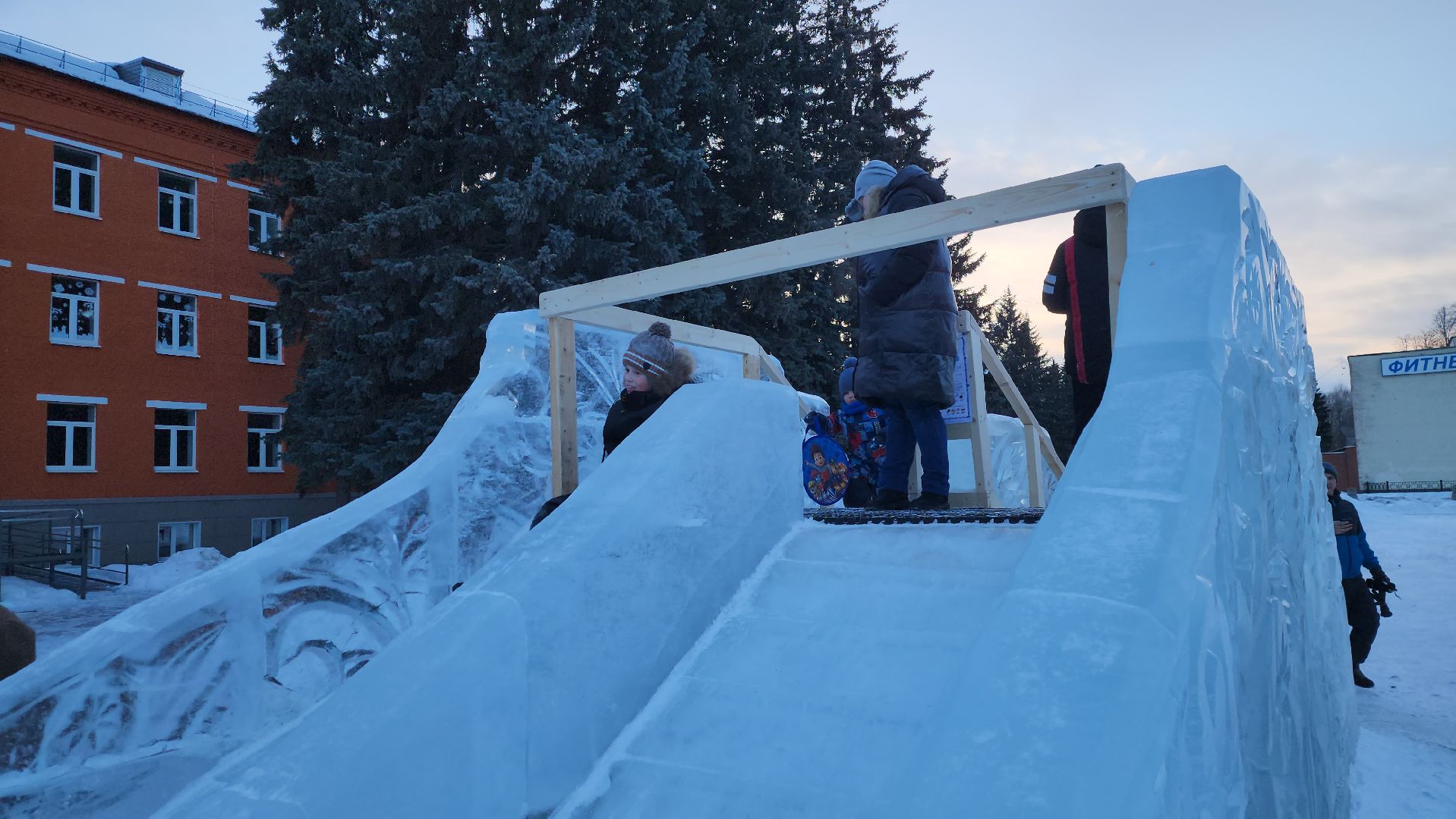 долгопрудный, ледяная горка, лабиринт, дети, площадь Собина,