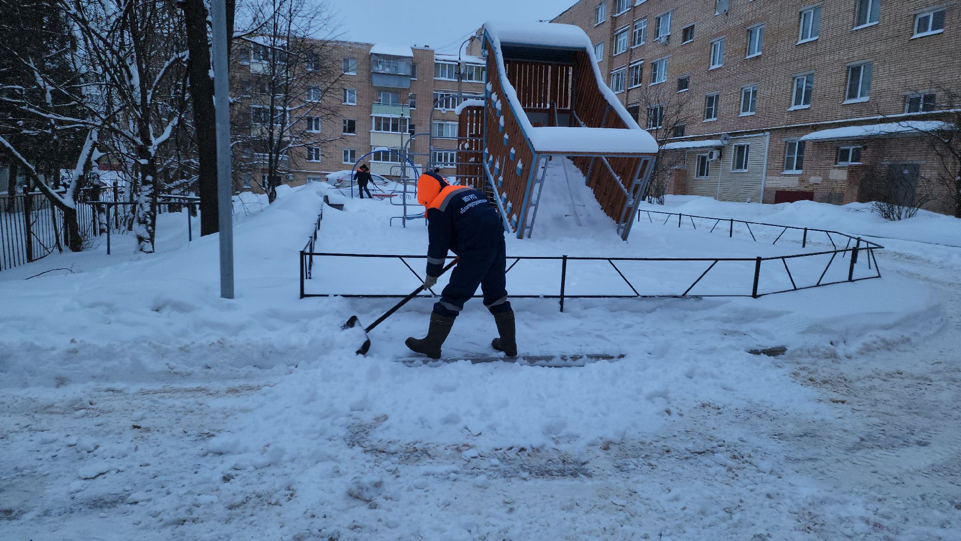 снегопад, уборка дворов, уборка снега, двороввйфутбол, коммунальное предприятие, благоустойство, руза,