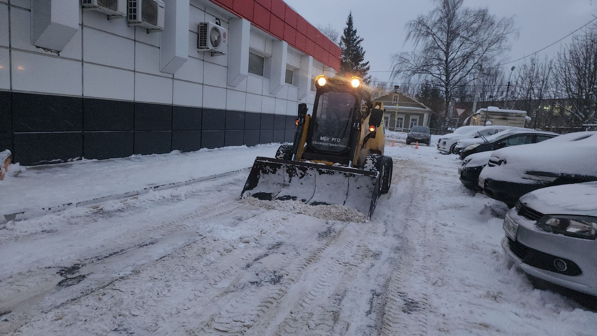 снегопад, уборка дворов, уборка снега, двороввйфутбол, коммунальное предприятие, благоустойство, руза,