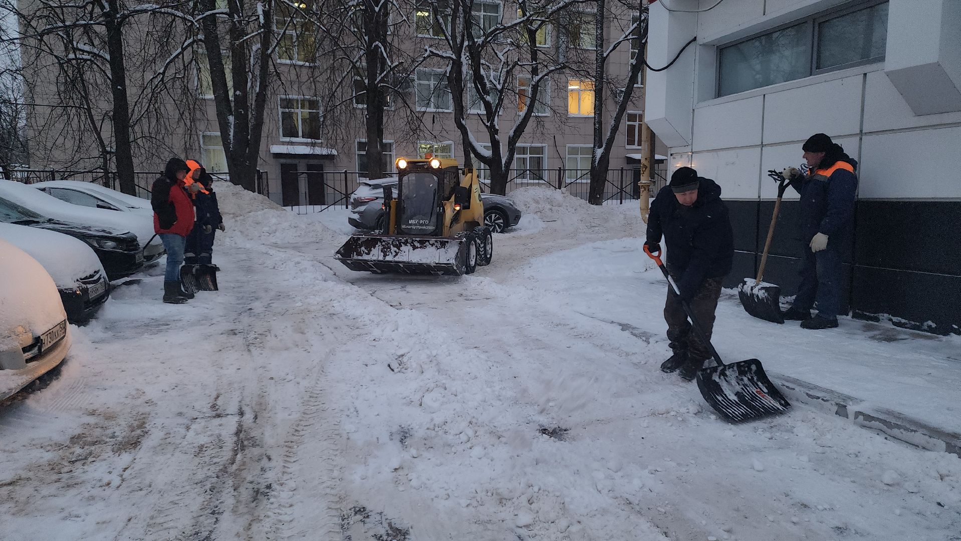 снегопад, уборка дворов, уборка снега, двороввйфутбол, коммунальное предприятие, благоустойство, руза,