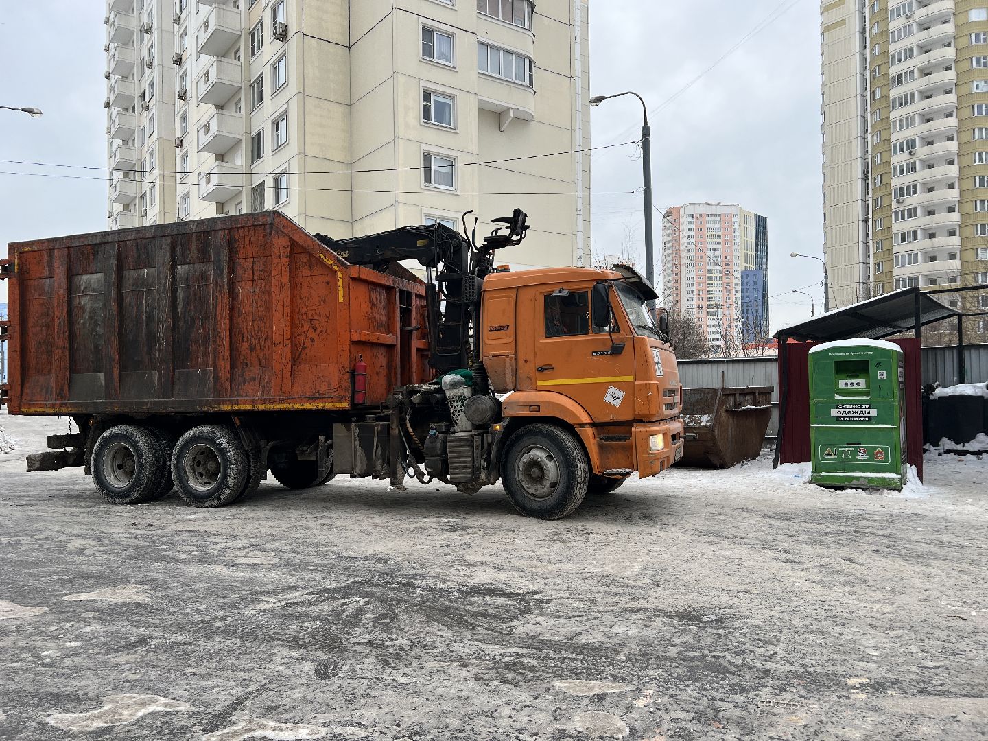 химки, уборка мусора, контейнерная площадка, мусорные контейнеры,