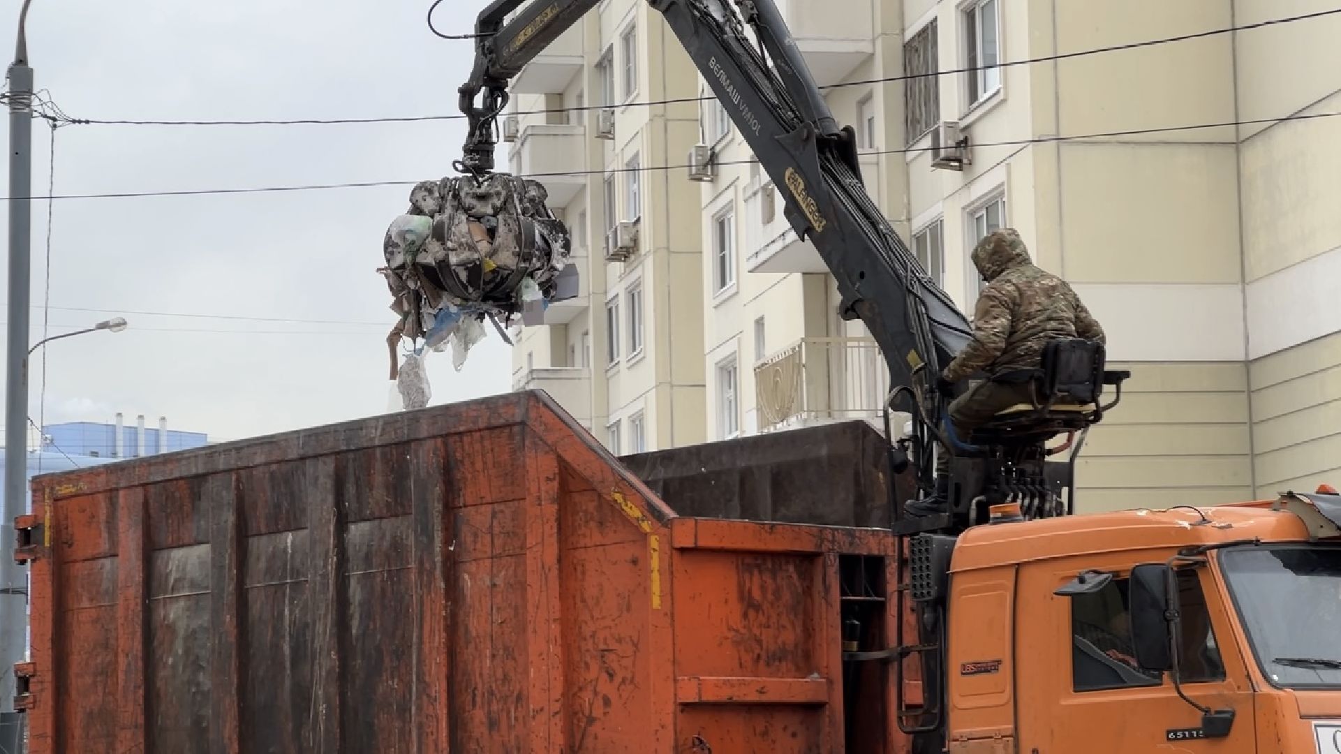 химки, уборка мусора, контейнерная площадка, мусорные контейнеры,