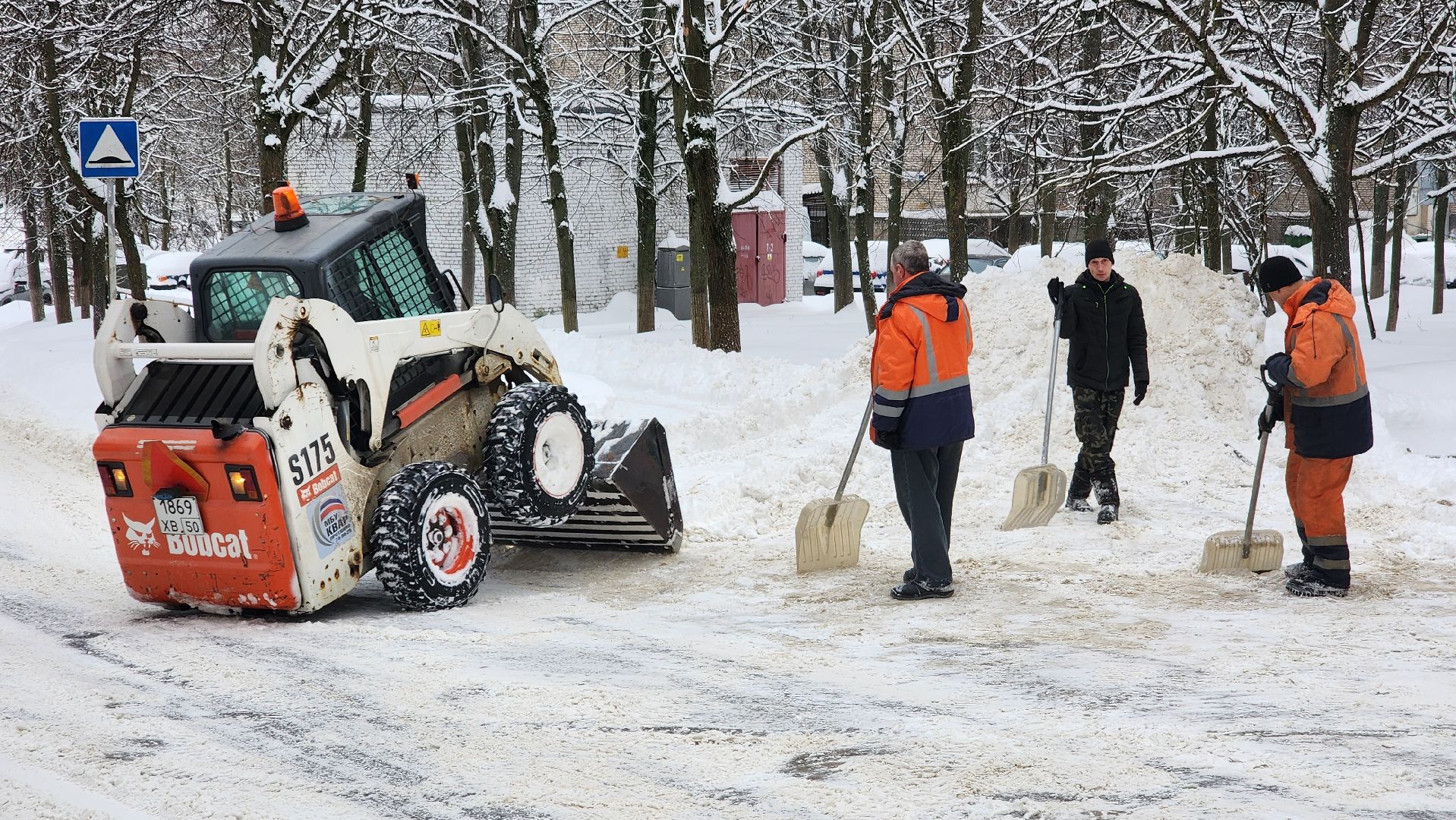 снег, уборка дворов, уборка дорог, протвино, коммунальная техника,