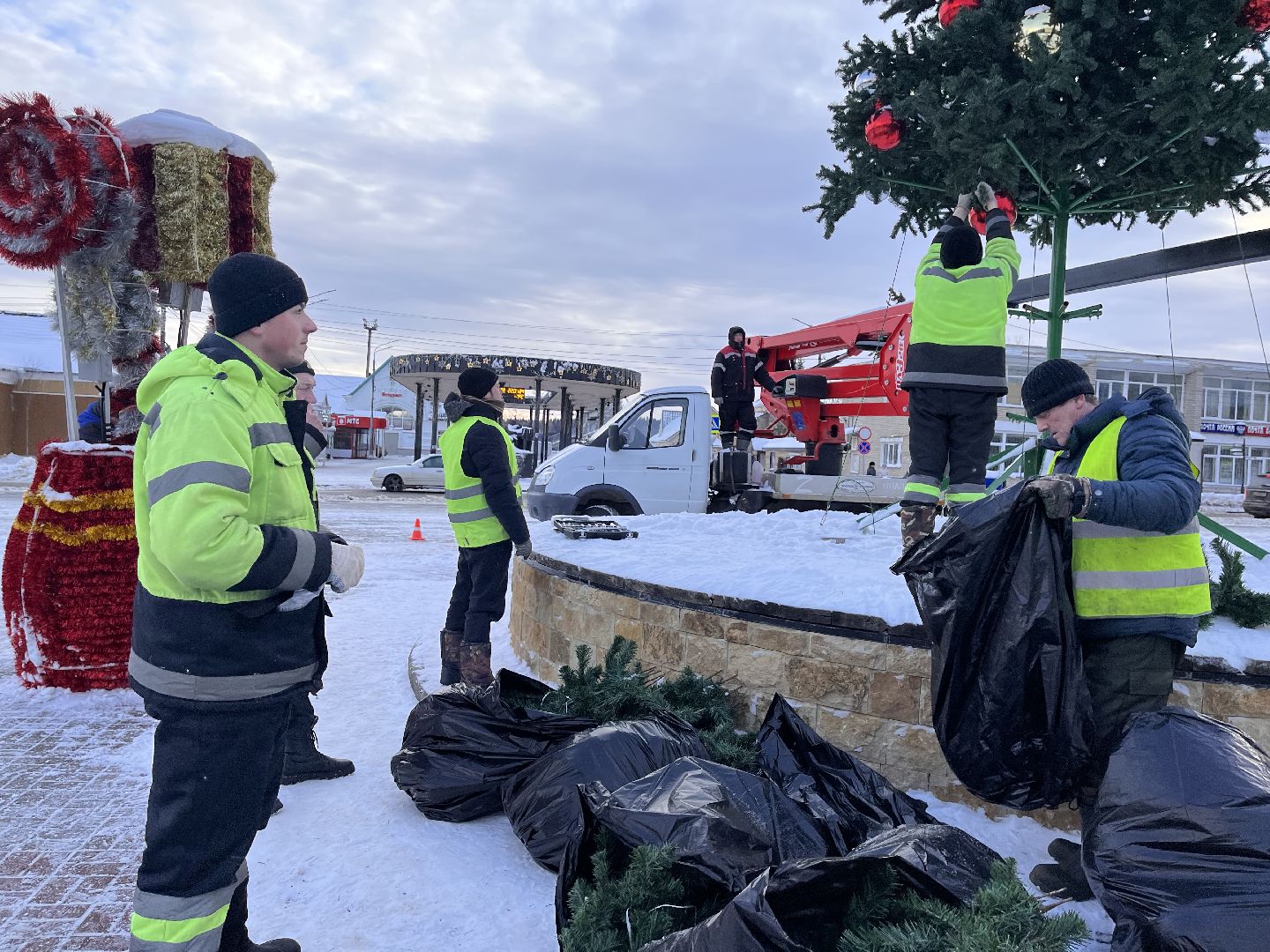 Шаховская, ёлка, комунальная техника, разобрали елку,