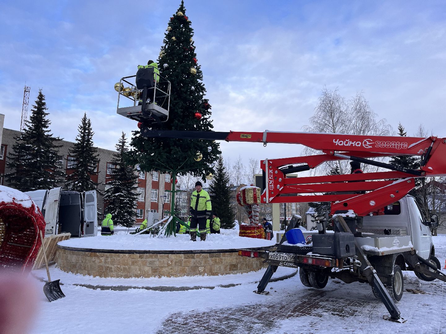 Шаховская, ёлка, комунальная техника, разобрали елку,
