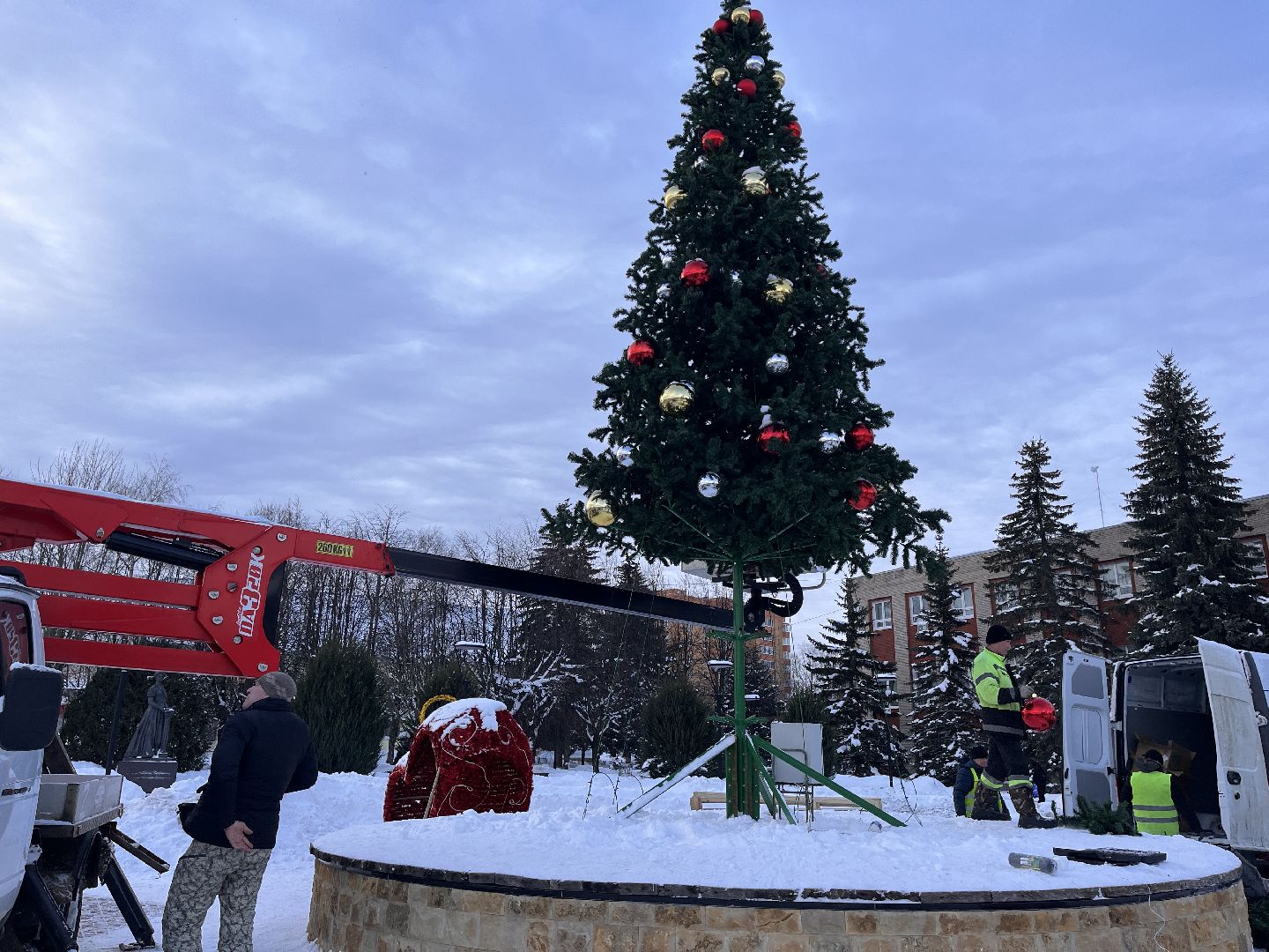 Шаховская, ёлка, комунальная техника, разобрали елку,