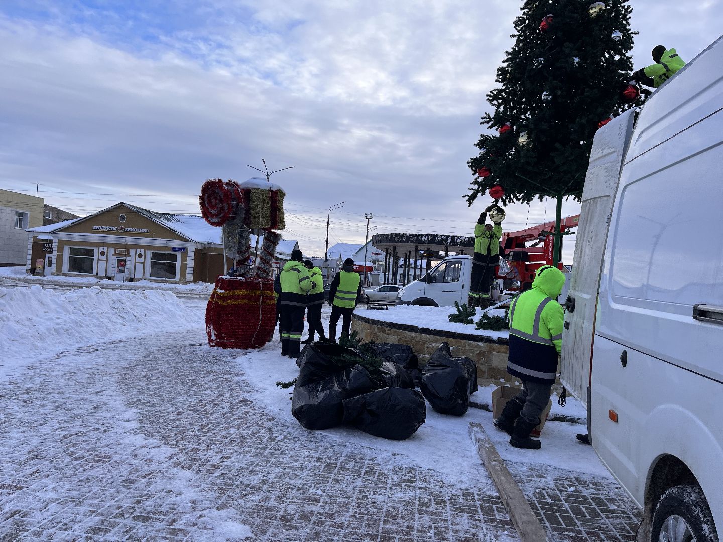 Шаховская, ёлка, комунальная техника, разобрали елку,