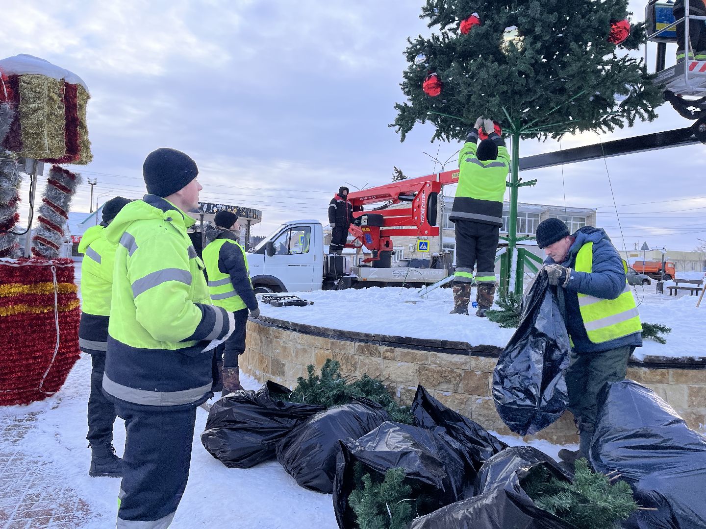 Шаховская, ёлка, комунальная техника, разобрали елку,