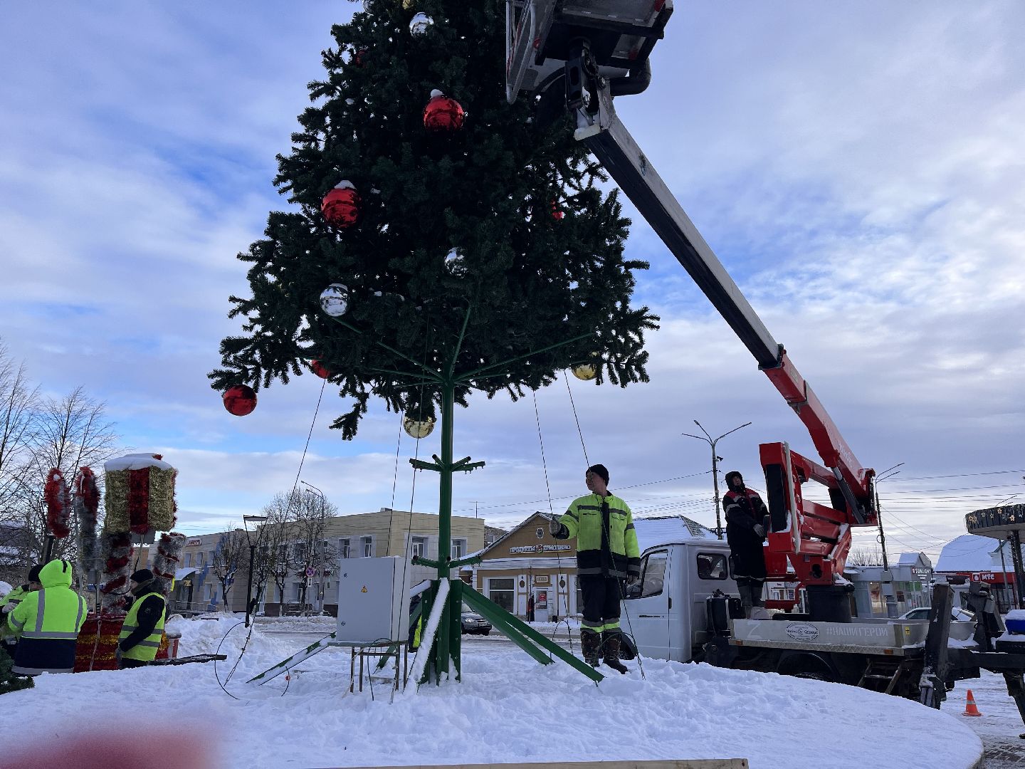Шаховская, ёлка, комунальная техника, разобрали елку,