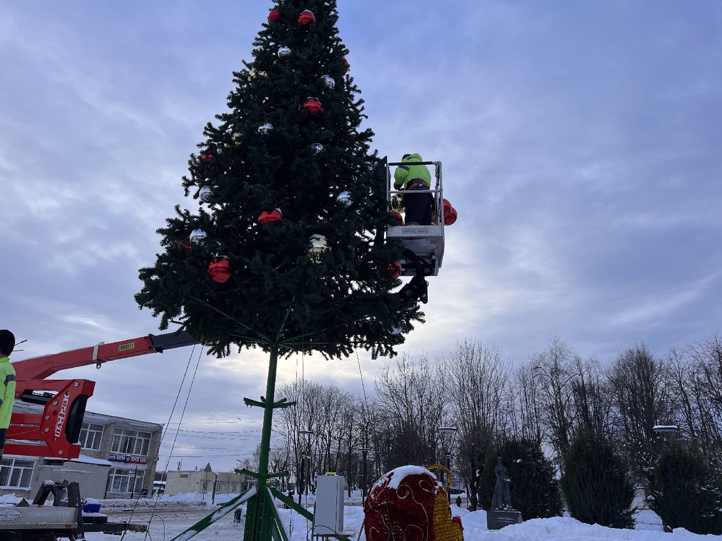 Шаховская, ёлка, комунальная техника, разобрали елку,