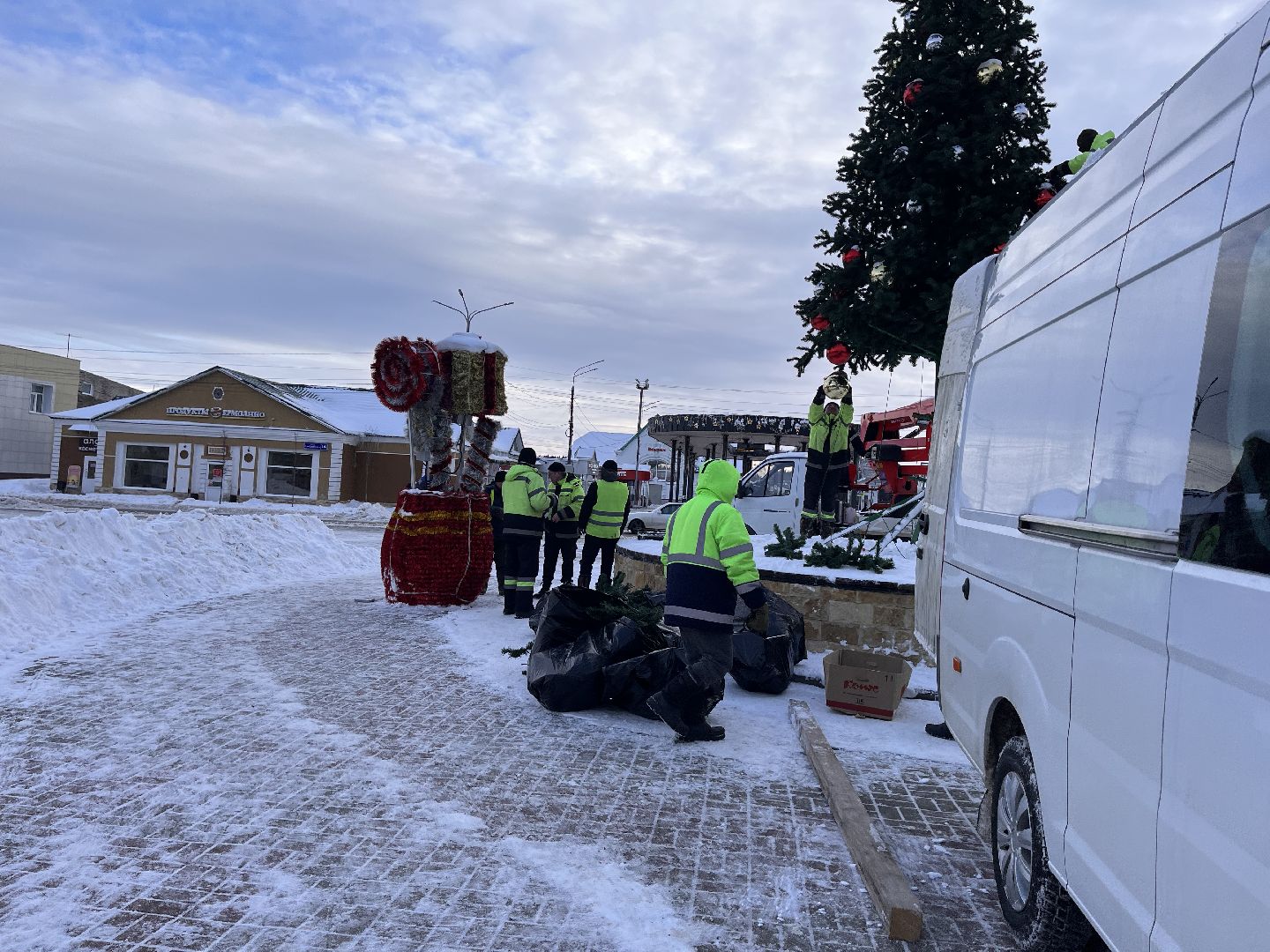 Шаховская, ёлка, комунальная техника, разобрали елку,