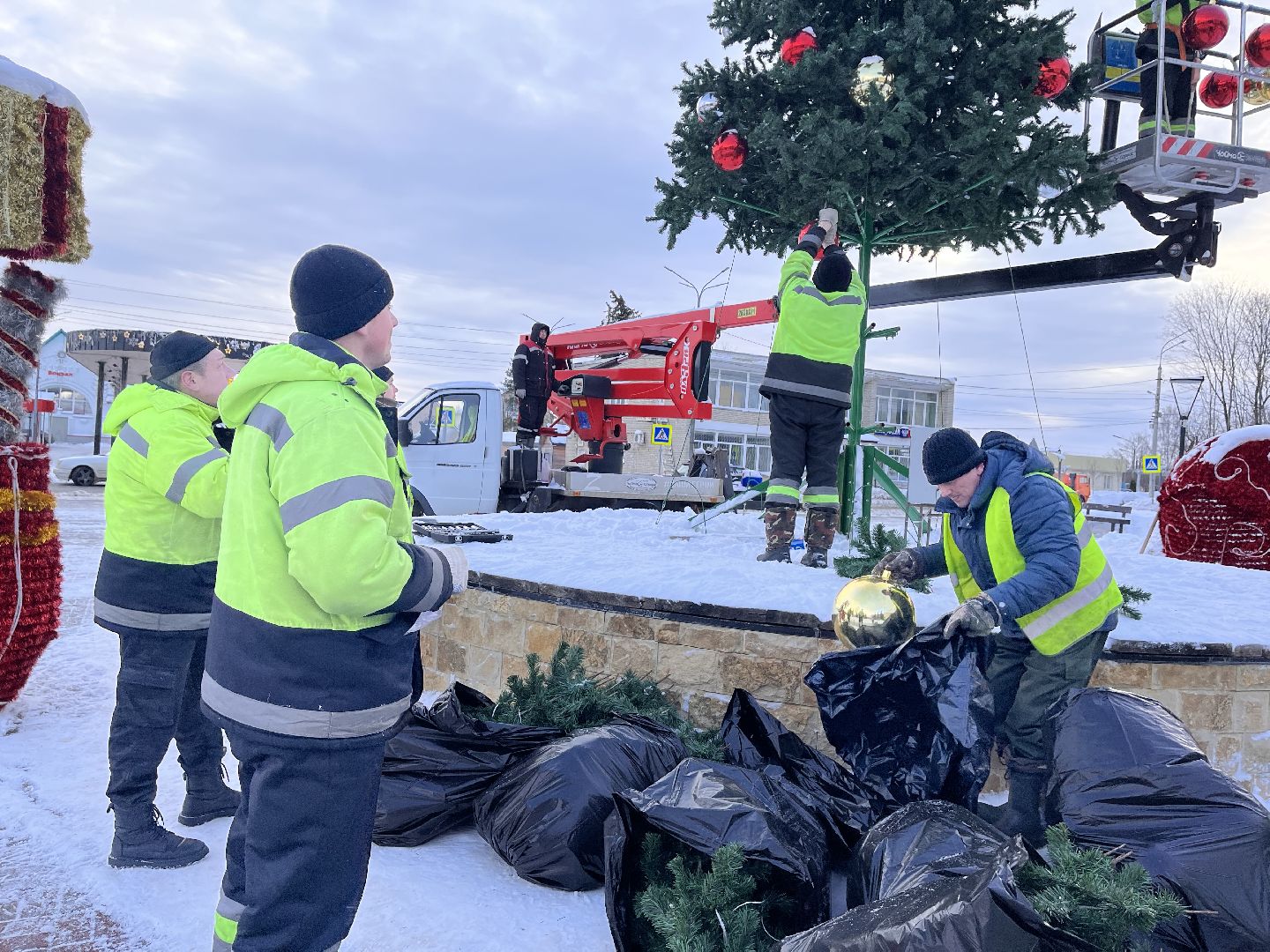 Шаховская, ёлка, комунальная техника, разобрали елку,